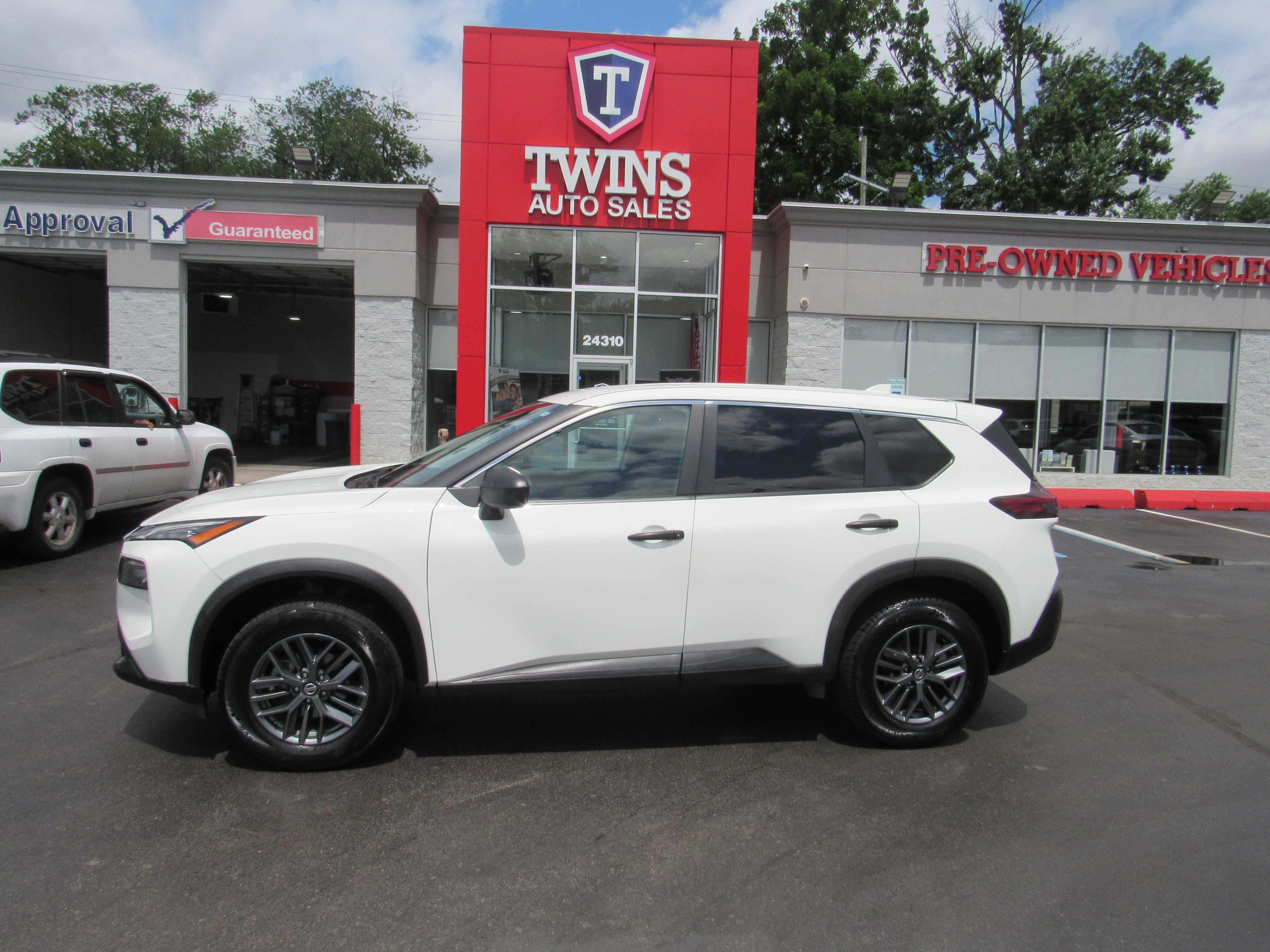 WHITE, 2021 NISSAN ROGUE Thumnail Image 1