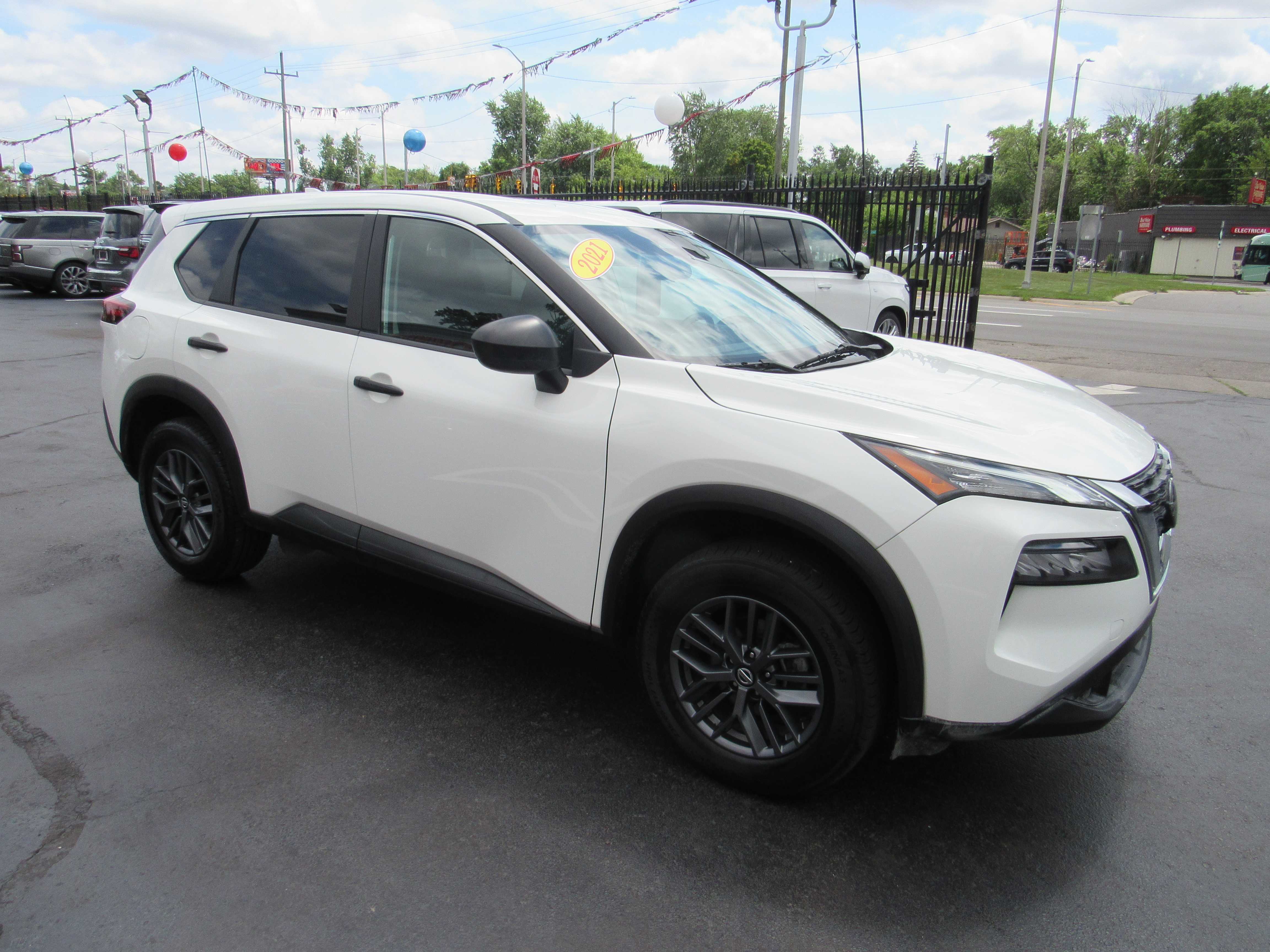 WHITE, 2021 NISSAN ROGUE Thumnail Image 4