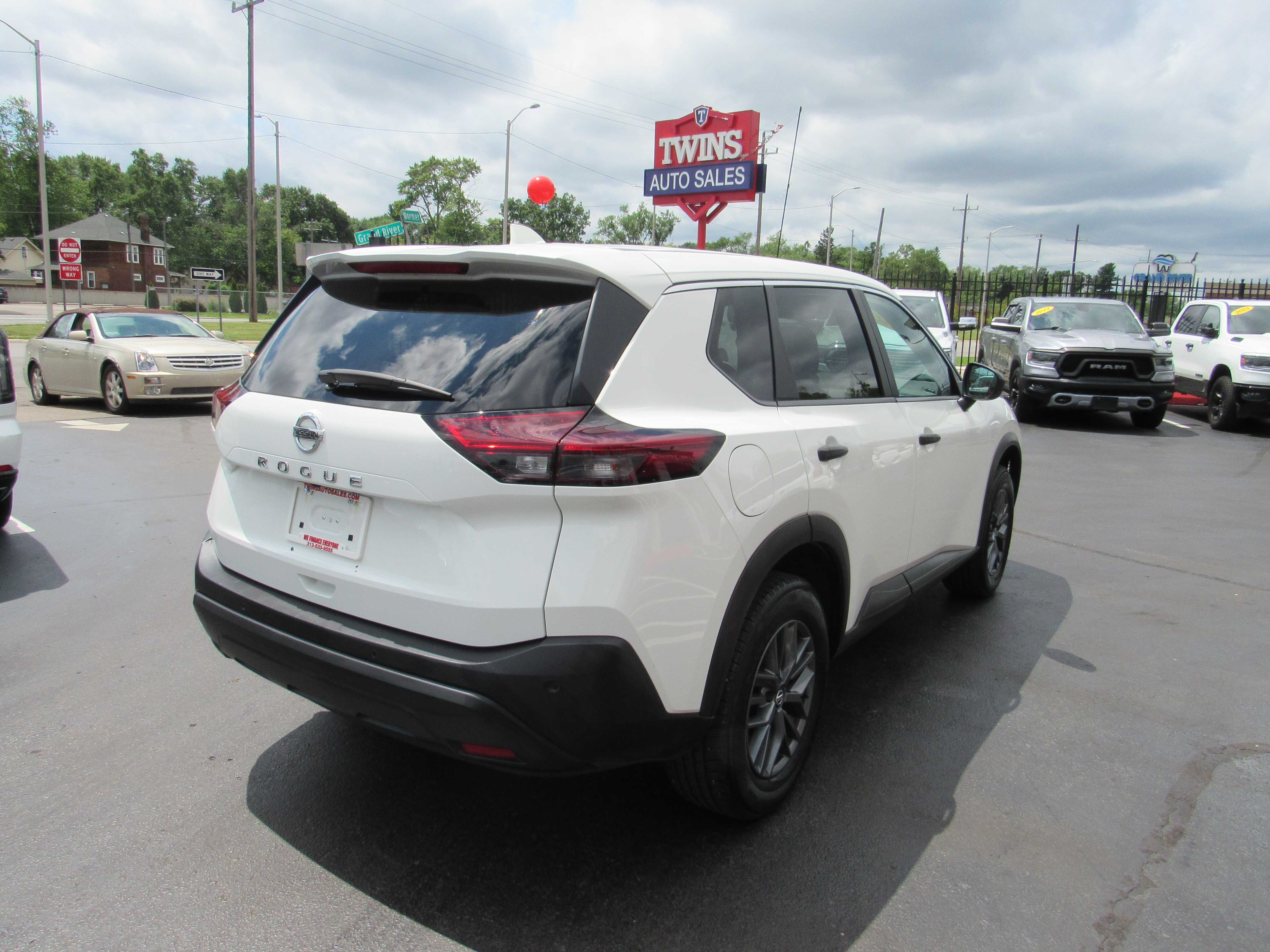 WHITE, 2021 NISSAN ROGUE Thumnail Image 6