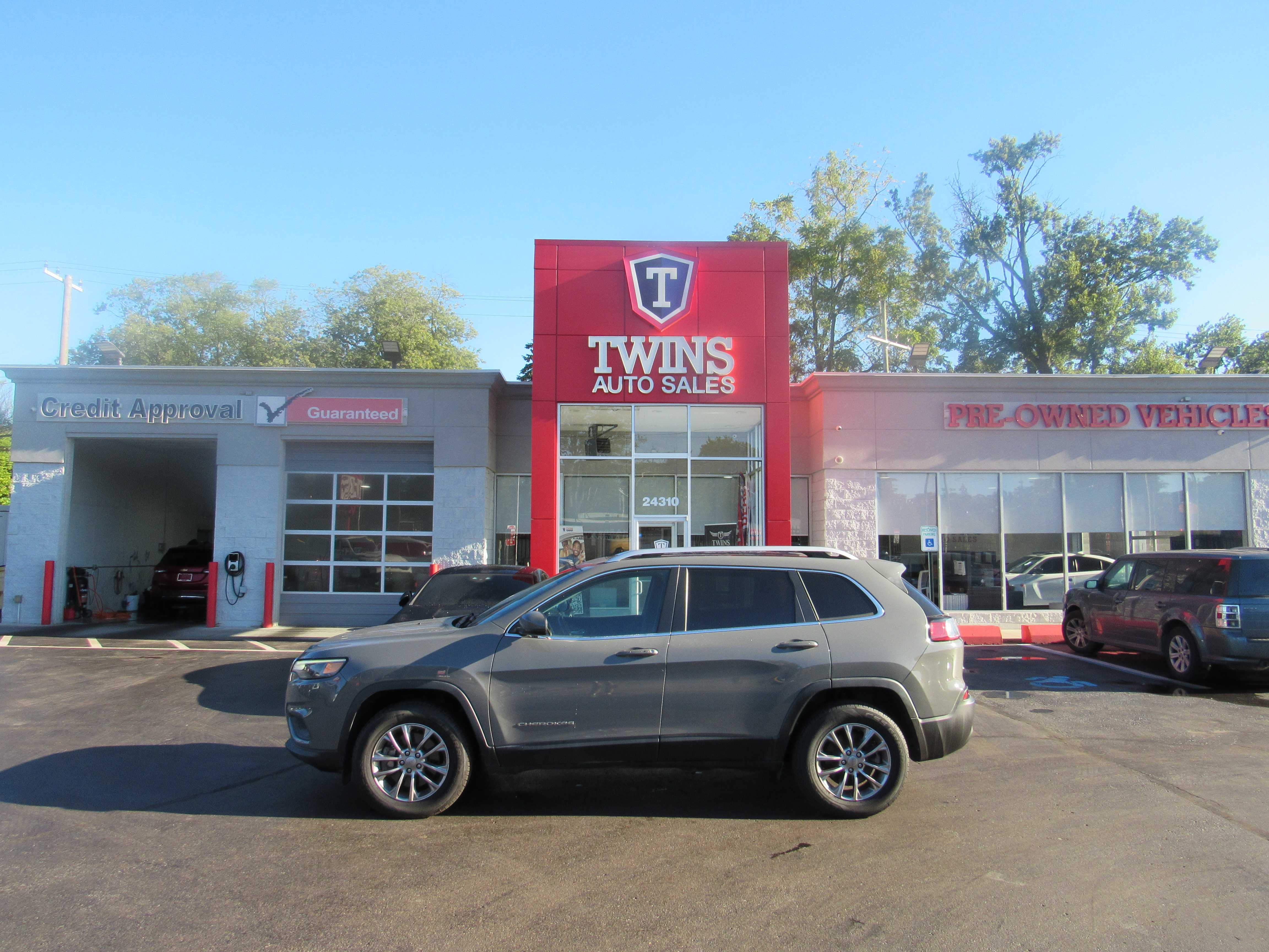 GREY, 2019 JEEP CHEROKEE Thumnail Image 1