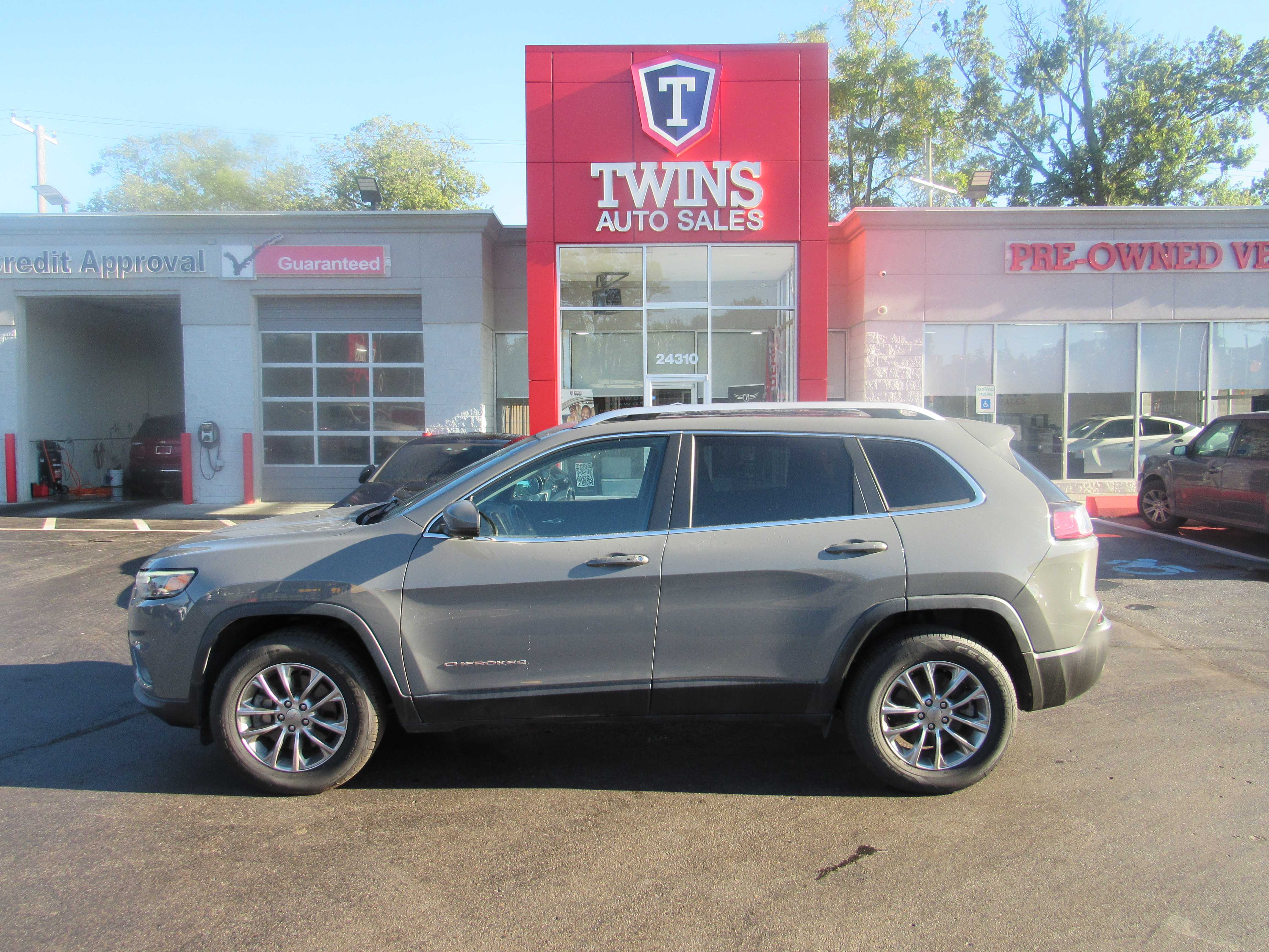 GREY, 2019 JEEP CHEROKEE Thumnail Image 2