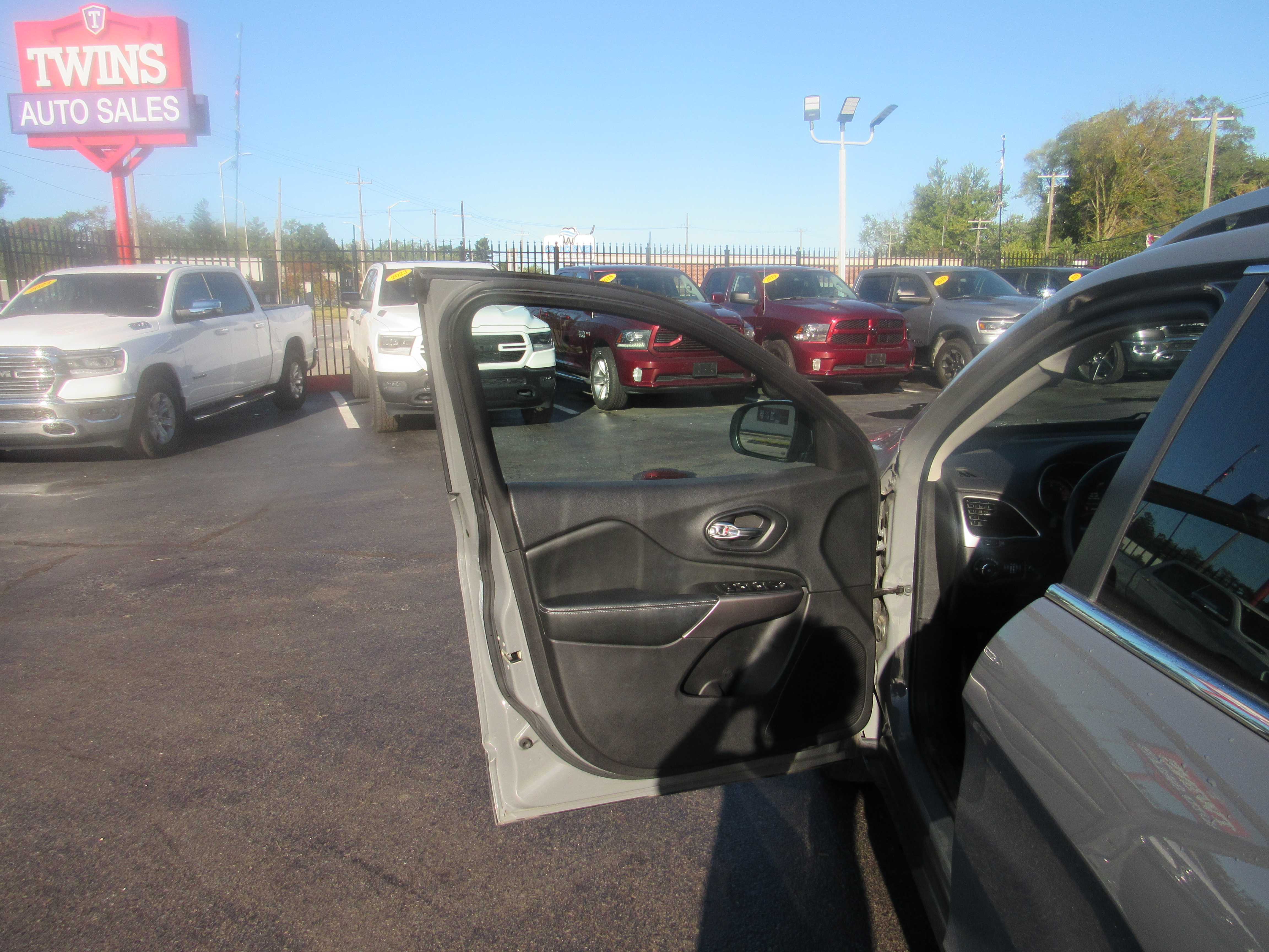 GREY, 2019 JEEP CHEROKEE Thumnail Image 7