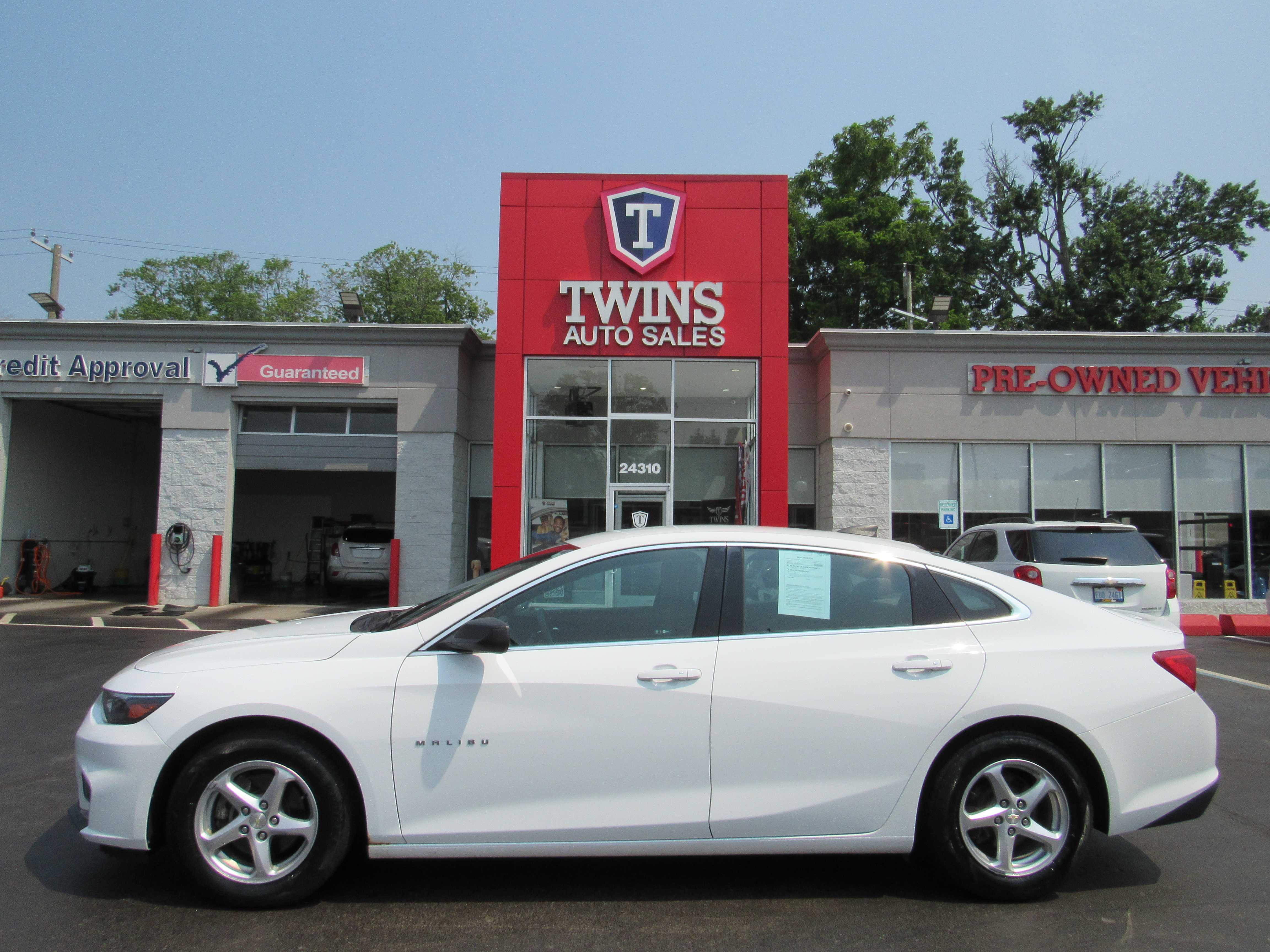 WHITE, 2017 CHEVROLET MALIBU Thumnail Image 1