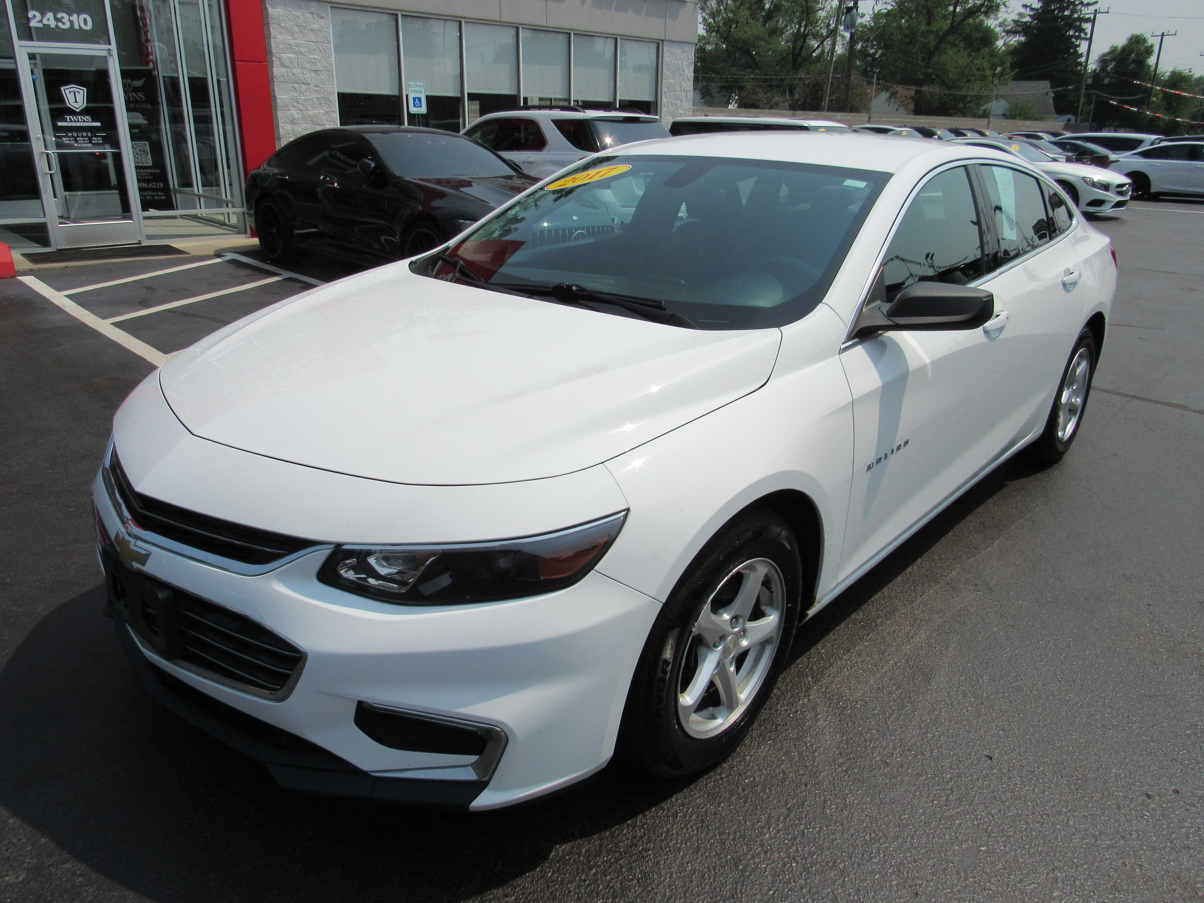 WHITE, 2017 CHEVROLET MALIBU Thumnail Image 2