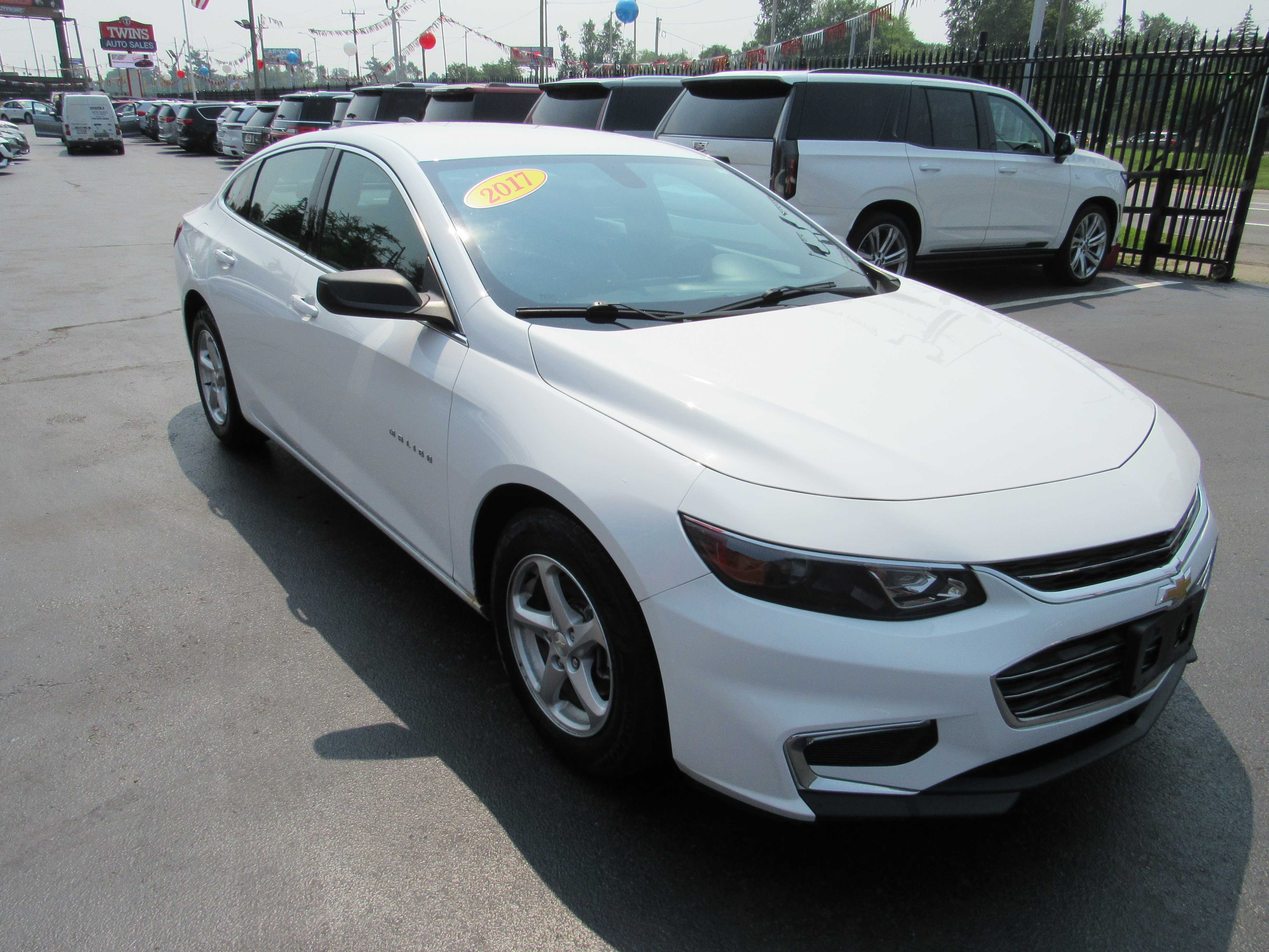 WHITE, 2017 CHEVROLET MALIBU Thumnail Image 4