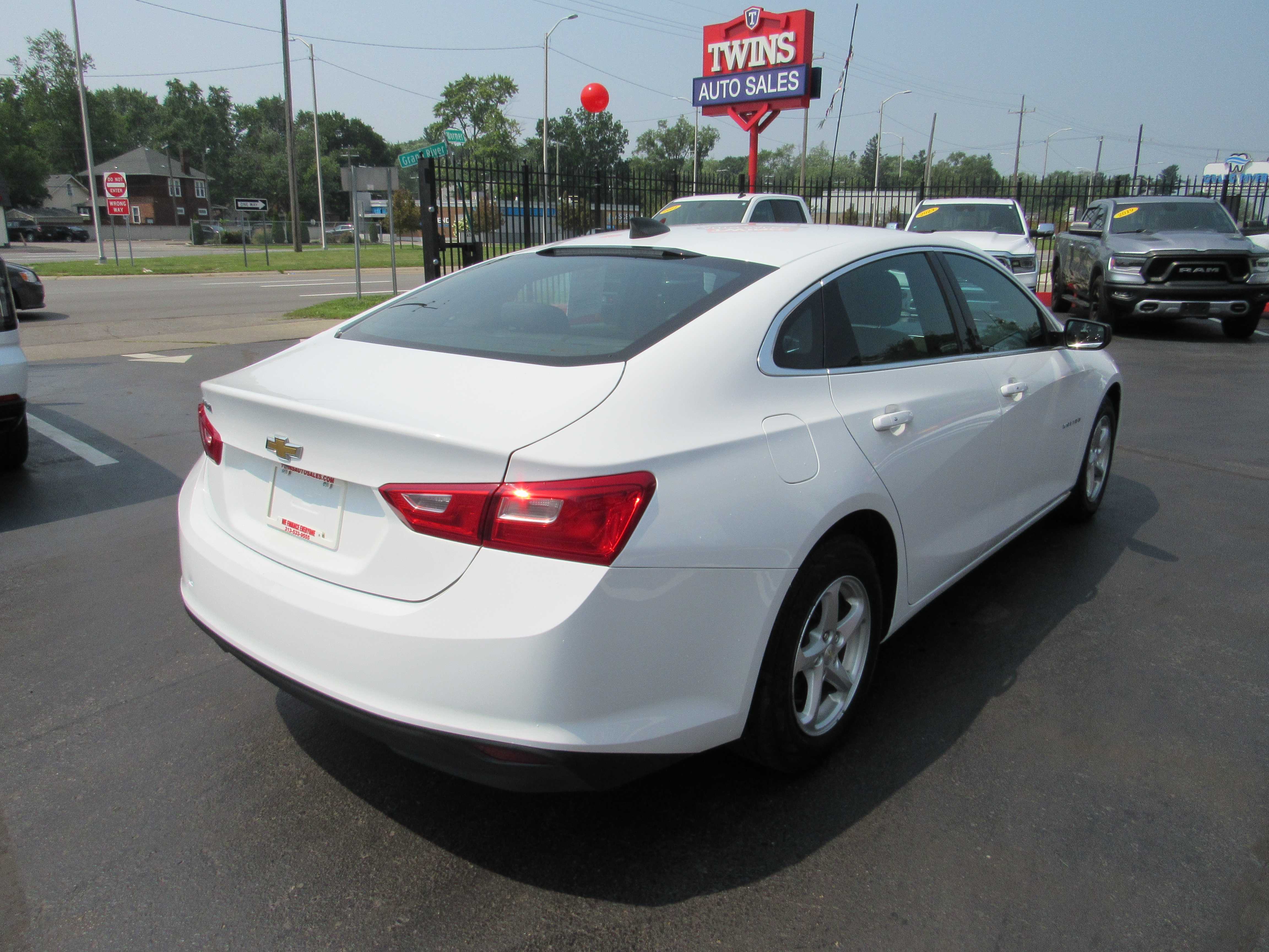 WHITE, 2017 CHEVROLET MALIBU Thumnail Image 6
