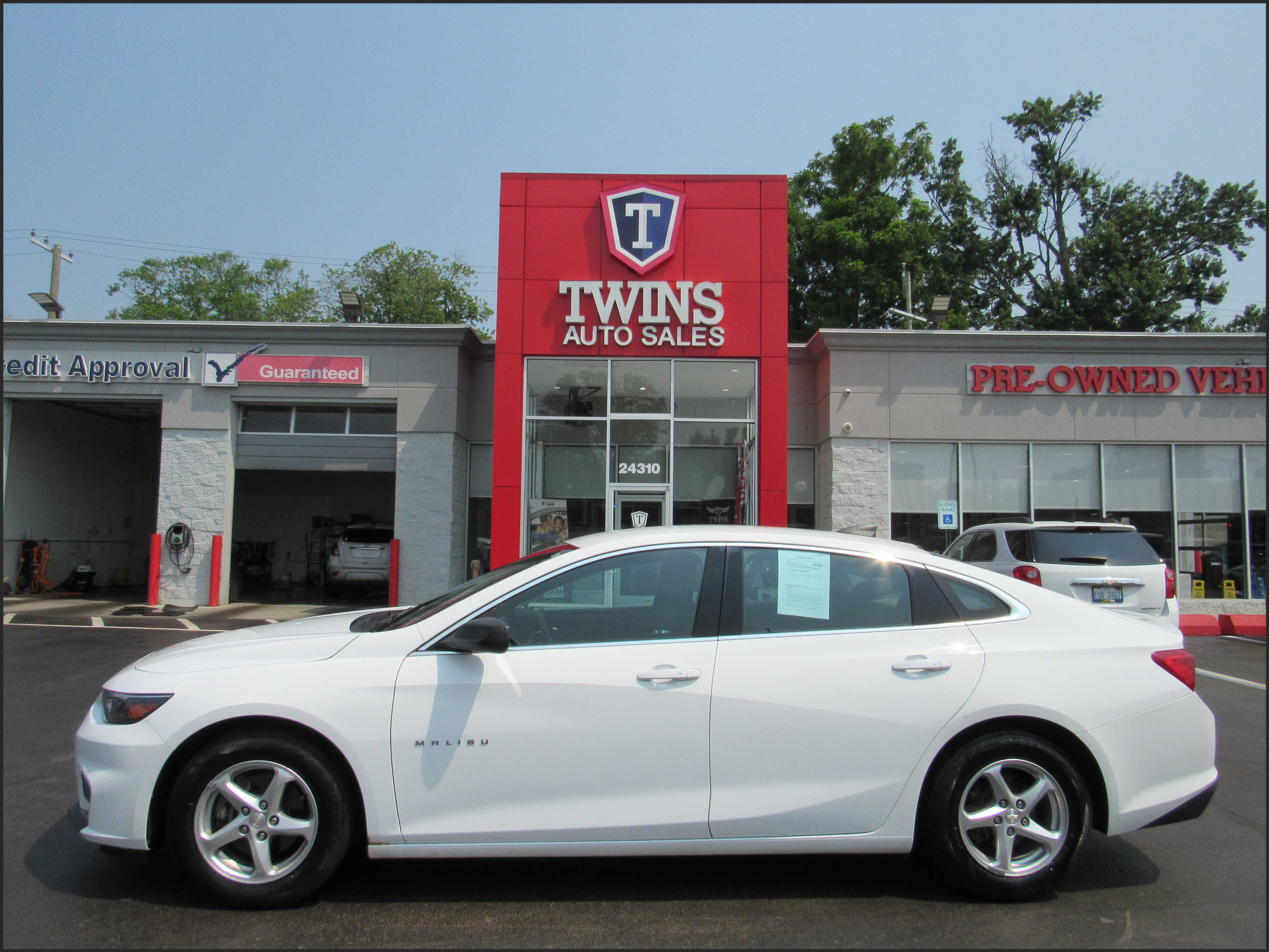 WHITE, 2017 CHEVROLET MALIBU Thumnail Image 1