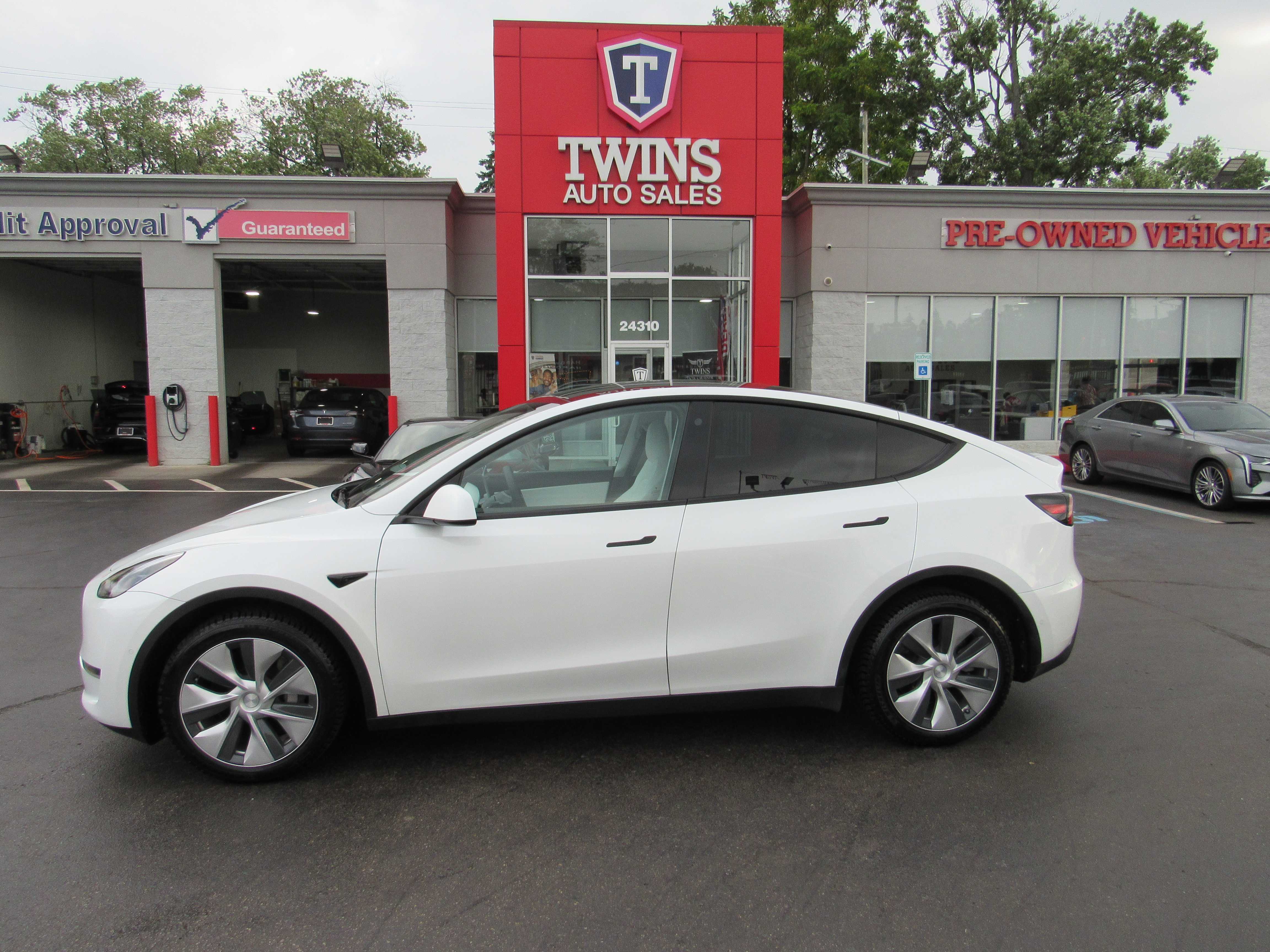 WHITE, 2022 TESLA MODEL Y Thumnail Image 1