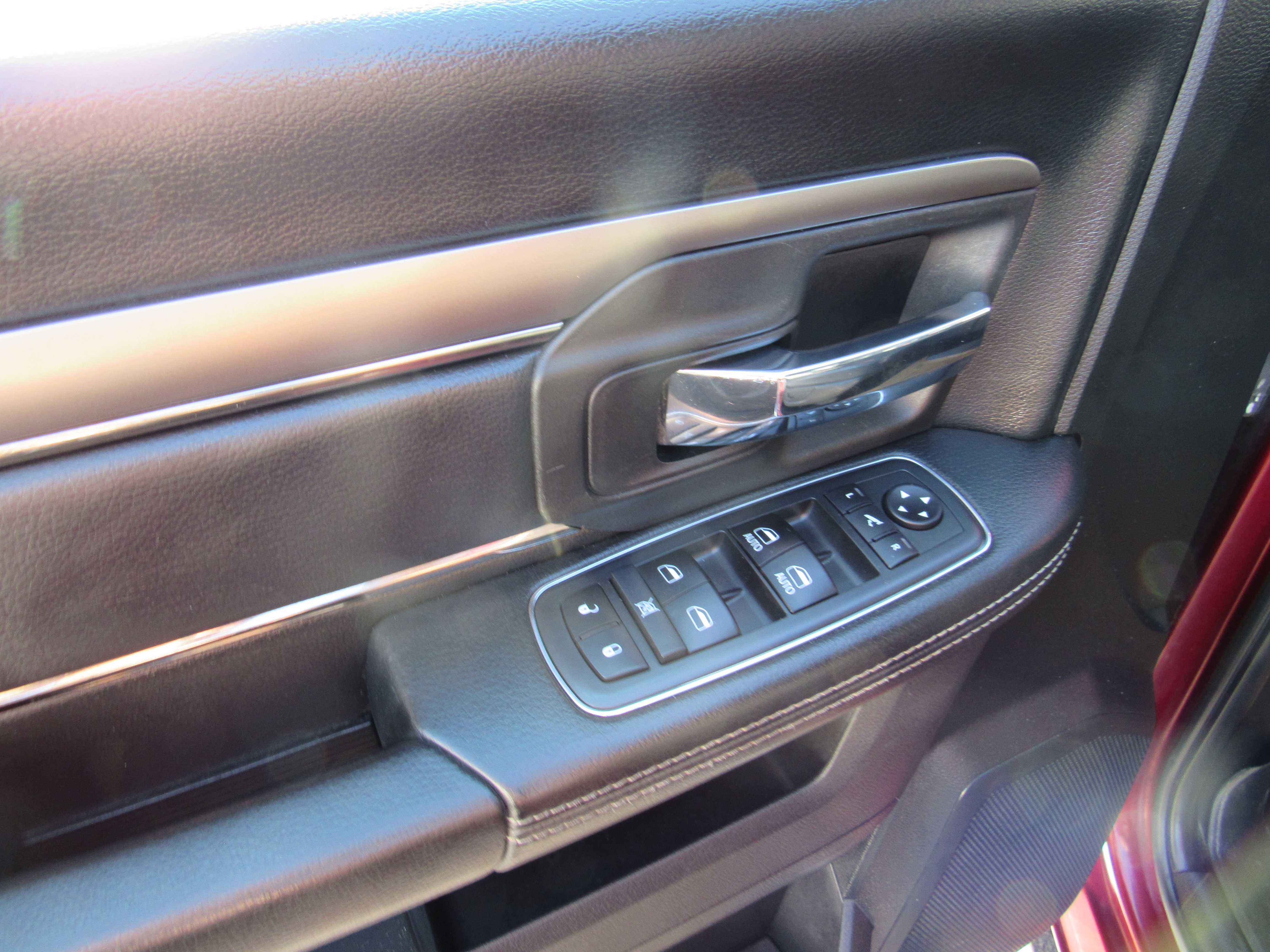 RED, 2018 RAM 1500 CREW CAB Thumnail Image 10