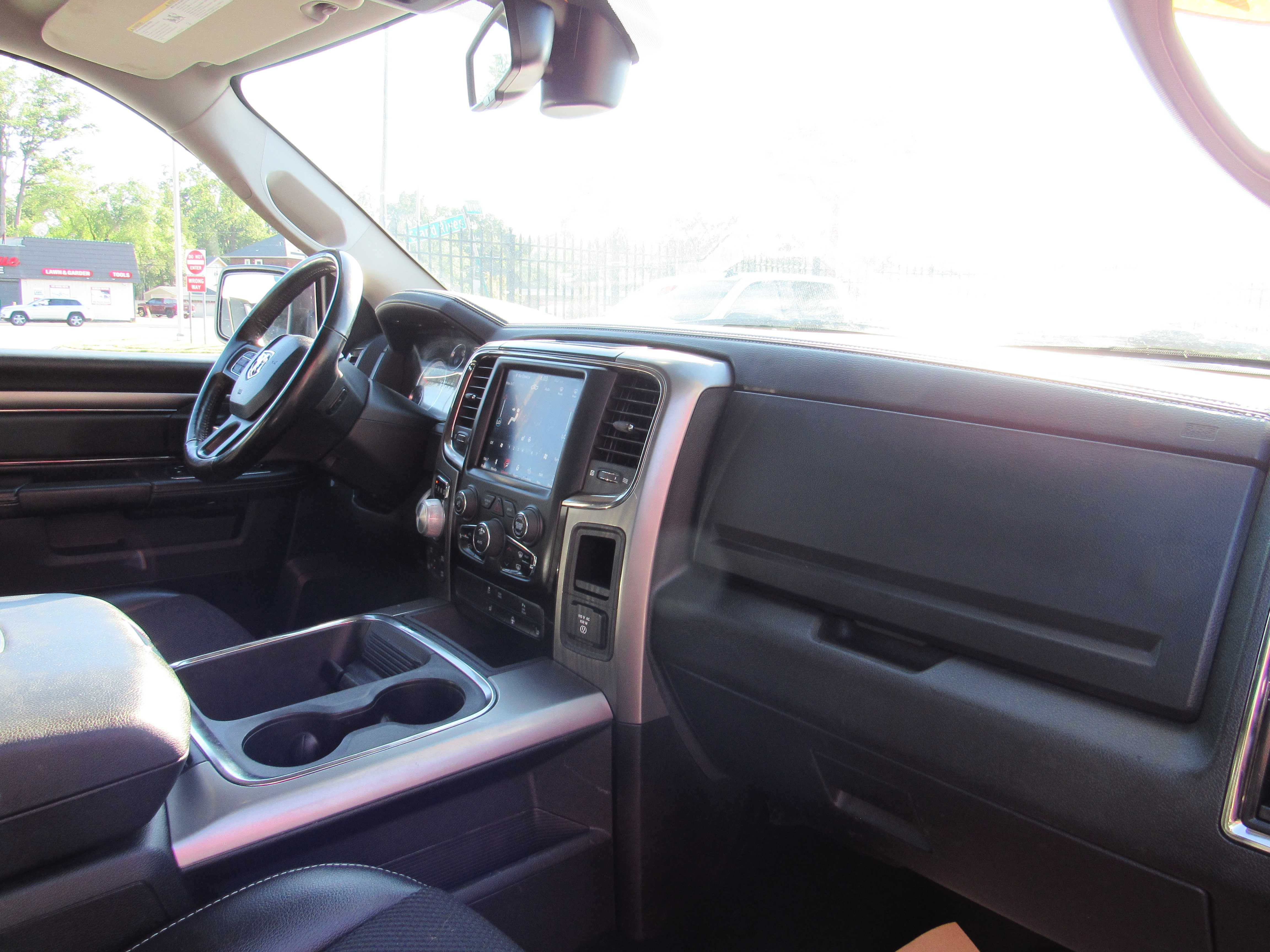 RED, 2018 RAM 1500 CREW CAB Thumnail Image 27