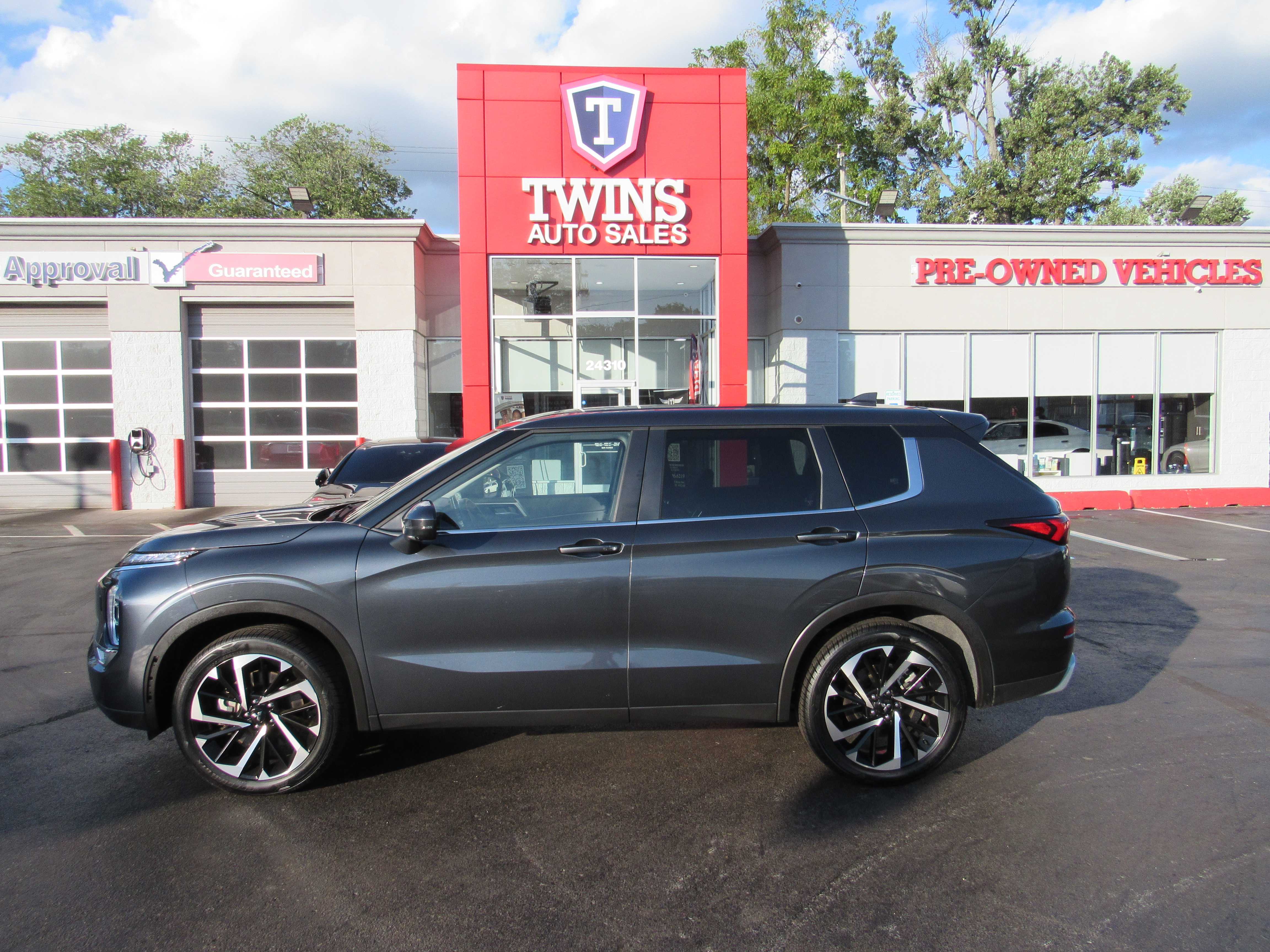 GREY, 2024 MITSUBISHI OUTLANDER Thumnail Image 1