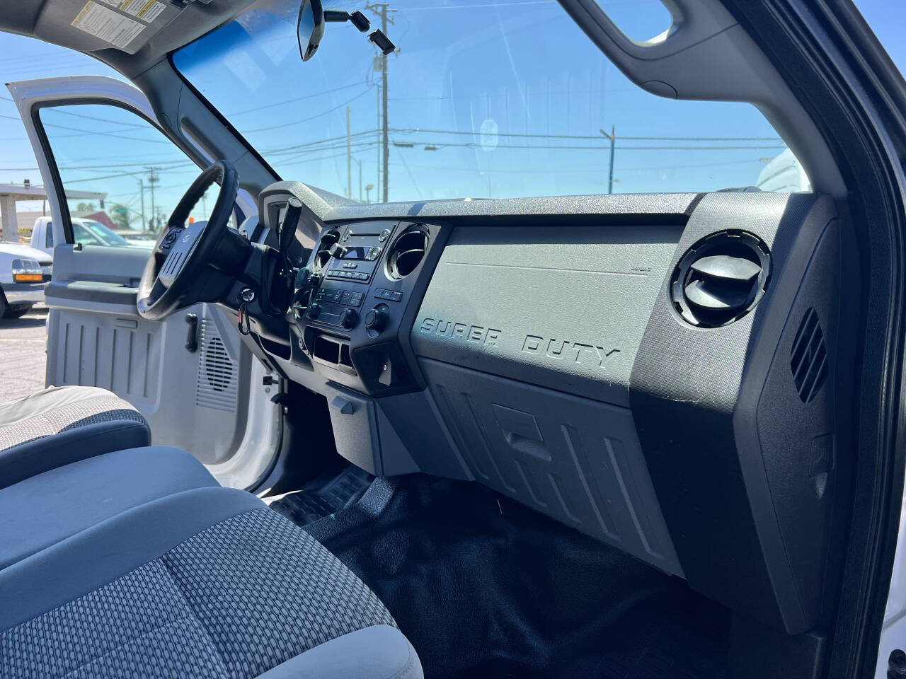 White, 2014 Ford F-250 Super Duty Image 25