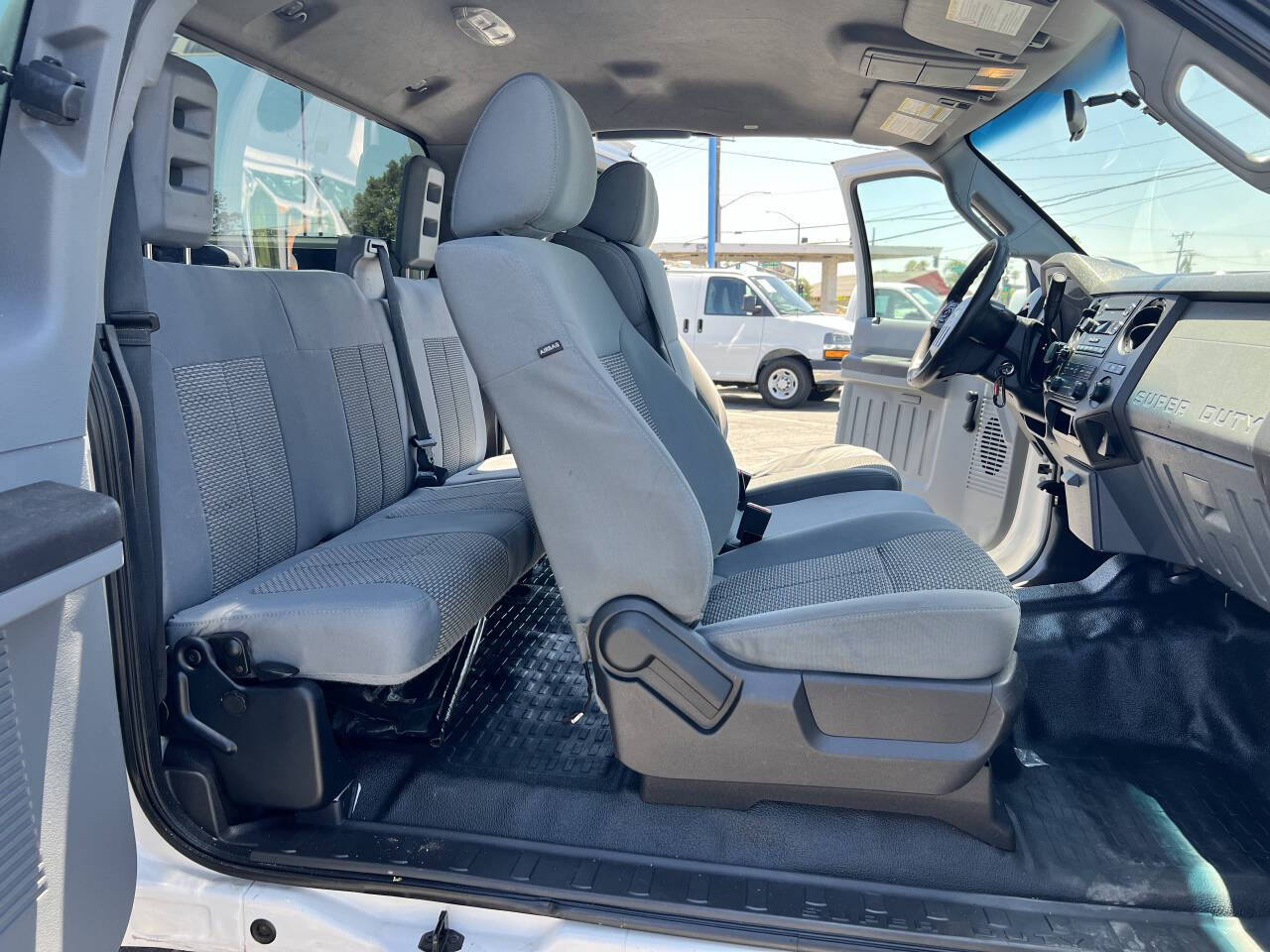 White, 2014 Ford F-250 Super Duty Image 26