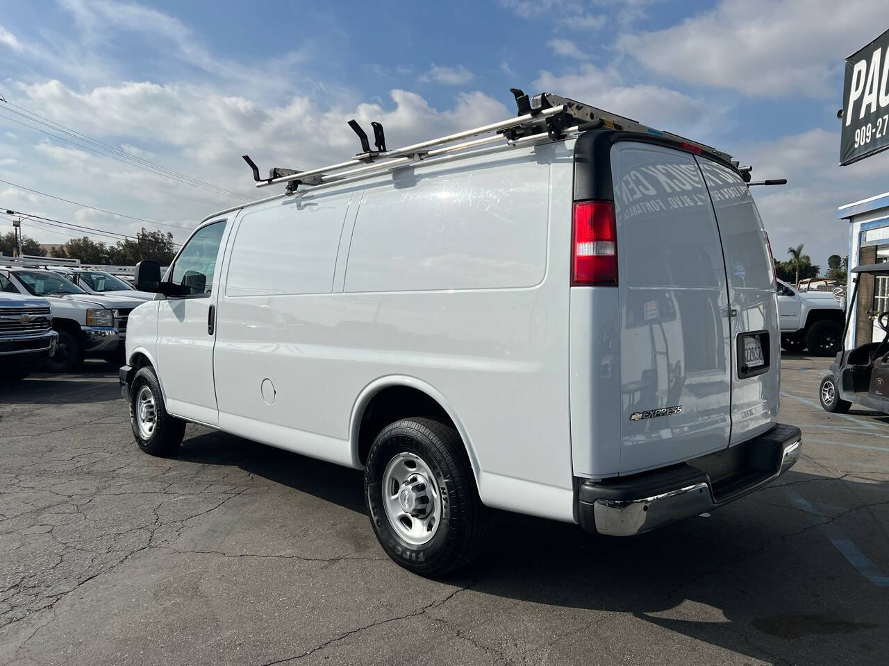 White, 2018 Chevrolet Express Image 18