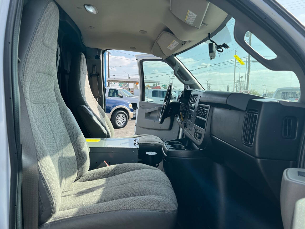 White, 2018 Chevrolet Express Image 27
