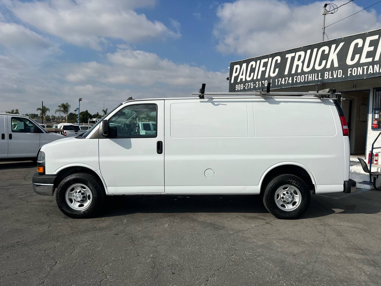 White, 2018 Chevrolet Express Image 19