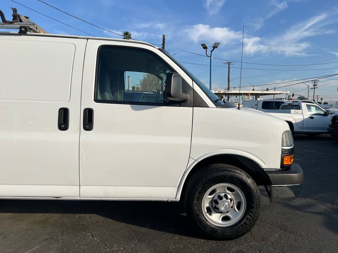 White, 2018 Chevrolet Express Image 5