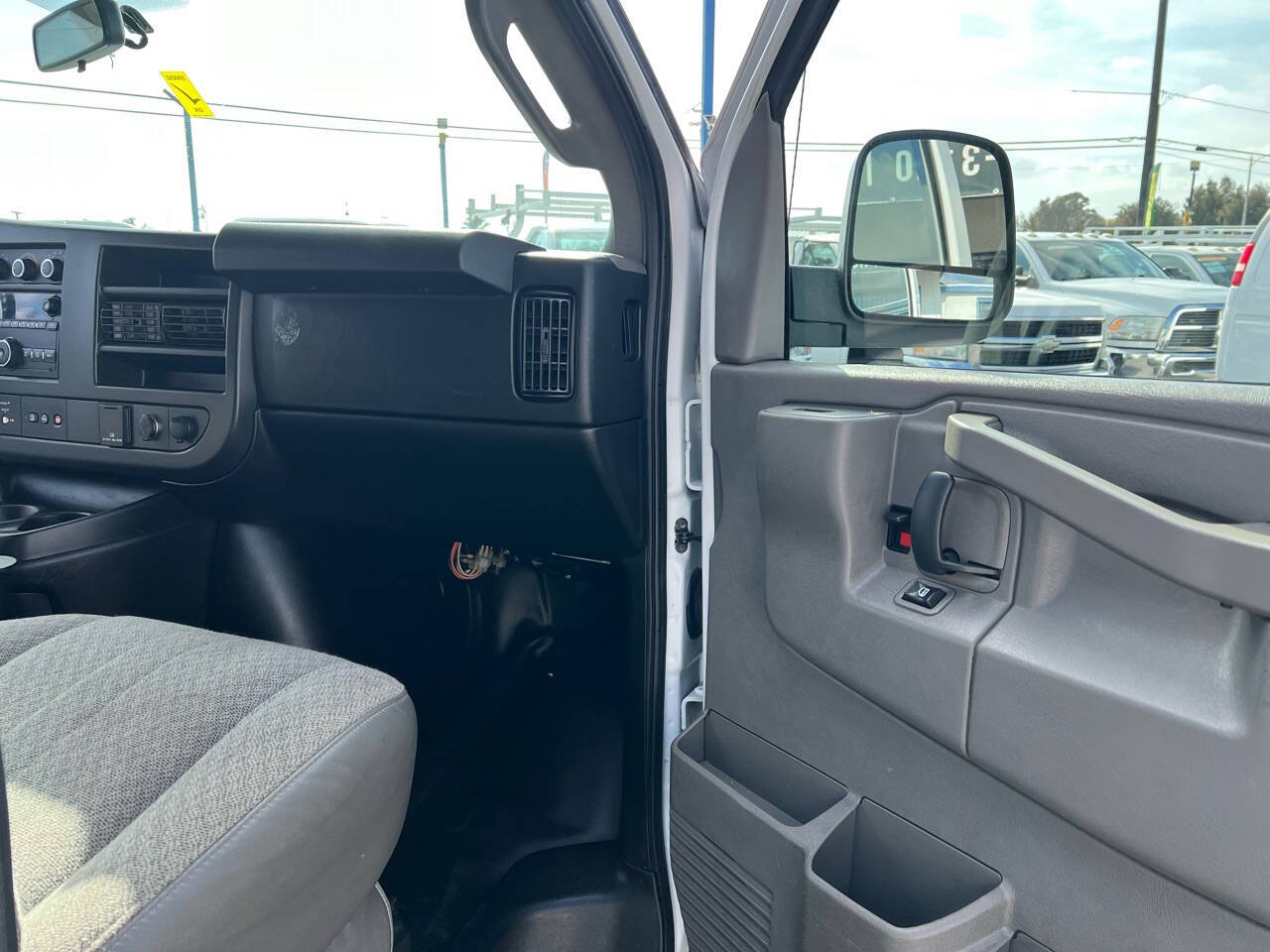 White, 2018 Chevrolet Express Image 25