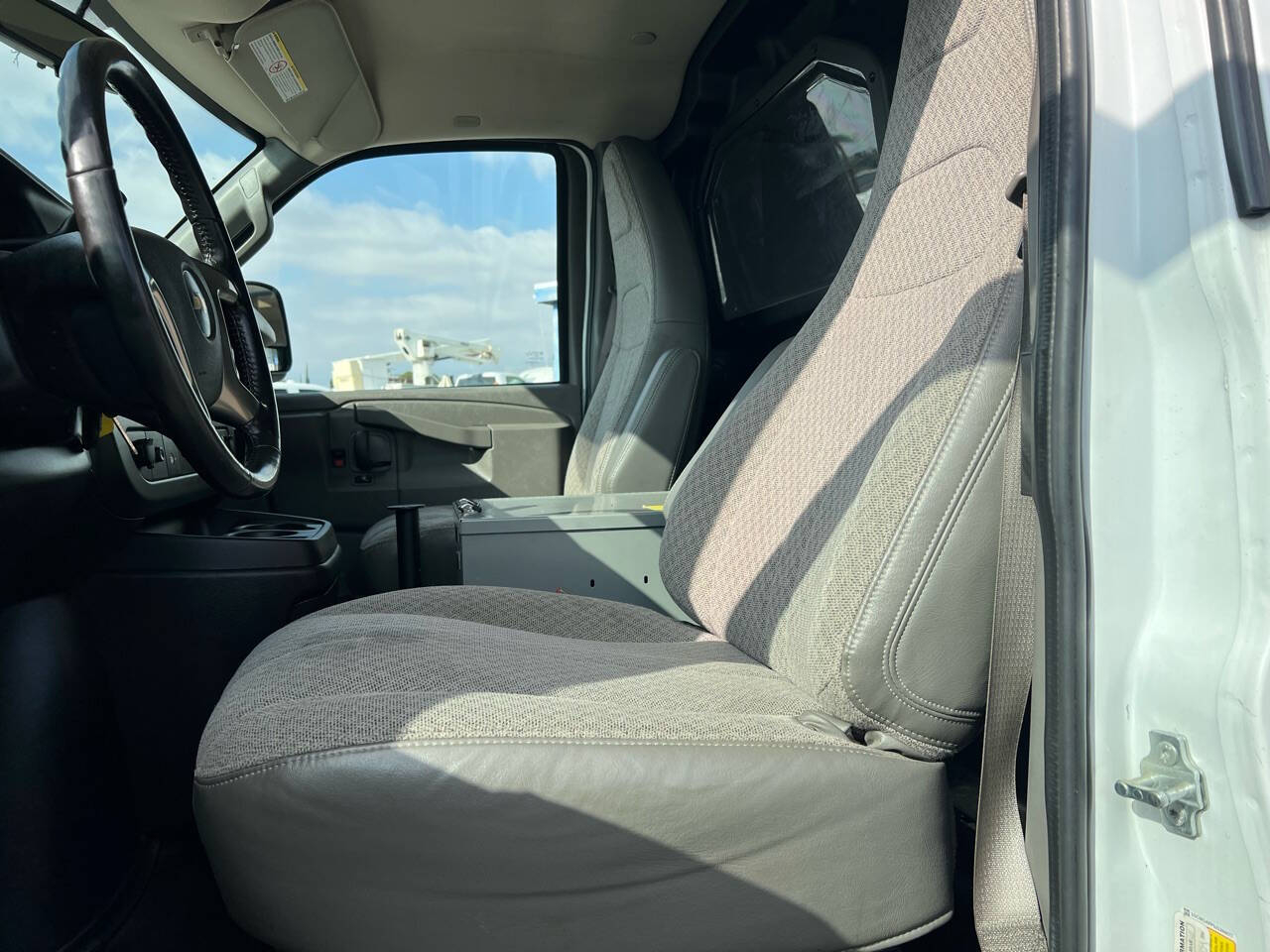 White, 2018 Chevrolet Express Image 23