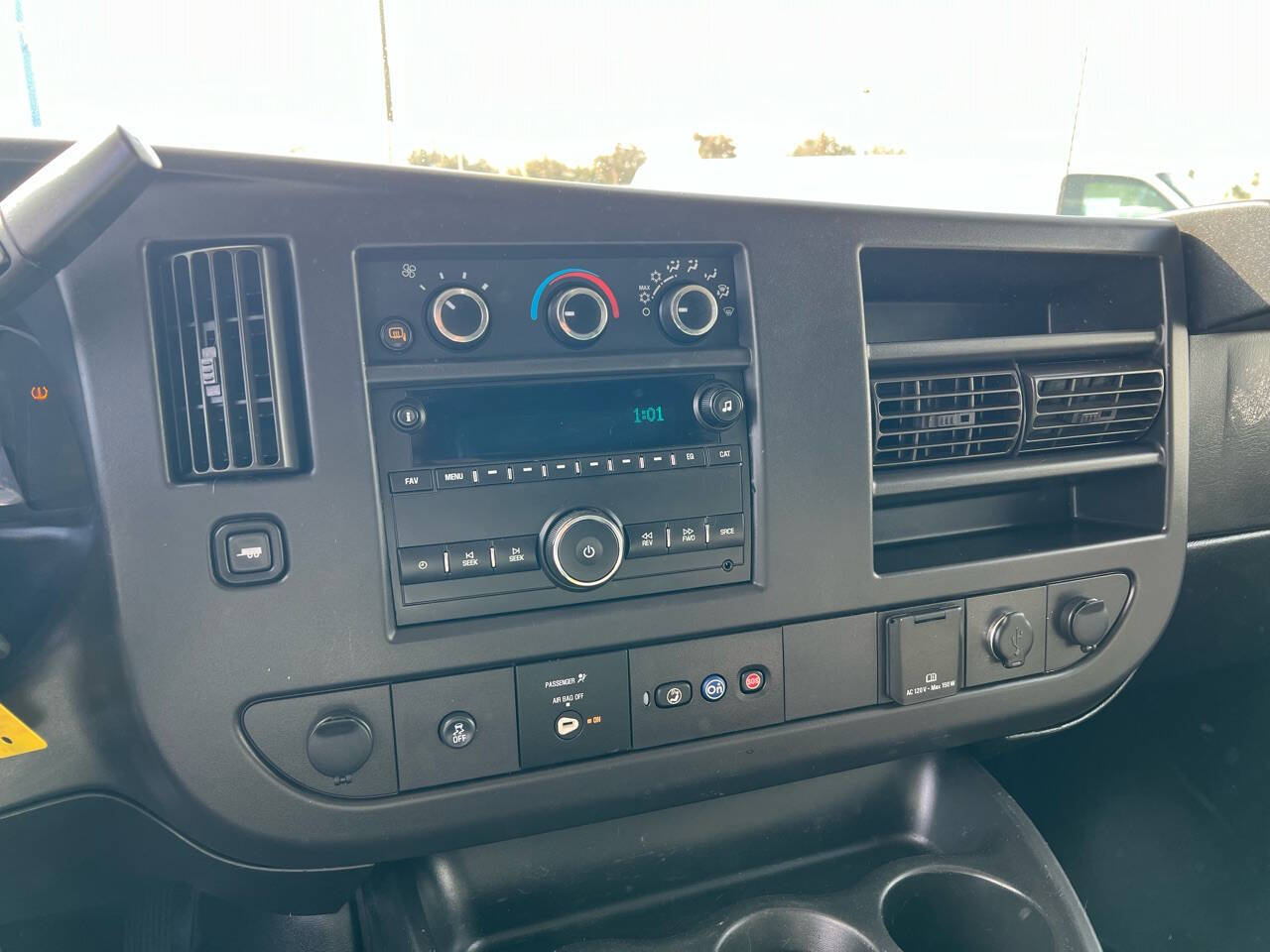 White, 2018 Chevrolet Express Image 24