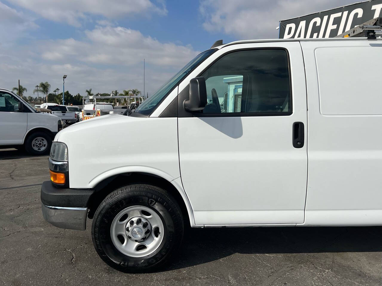 White, 2018 Chevrolet Express Image 20