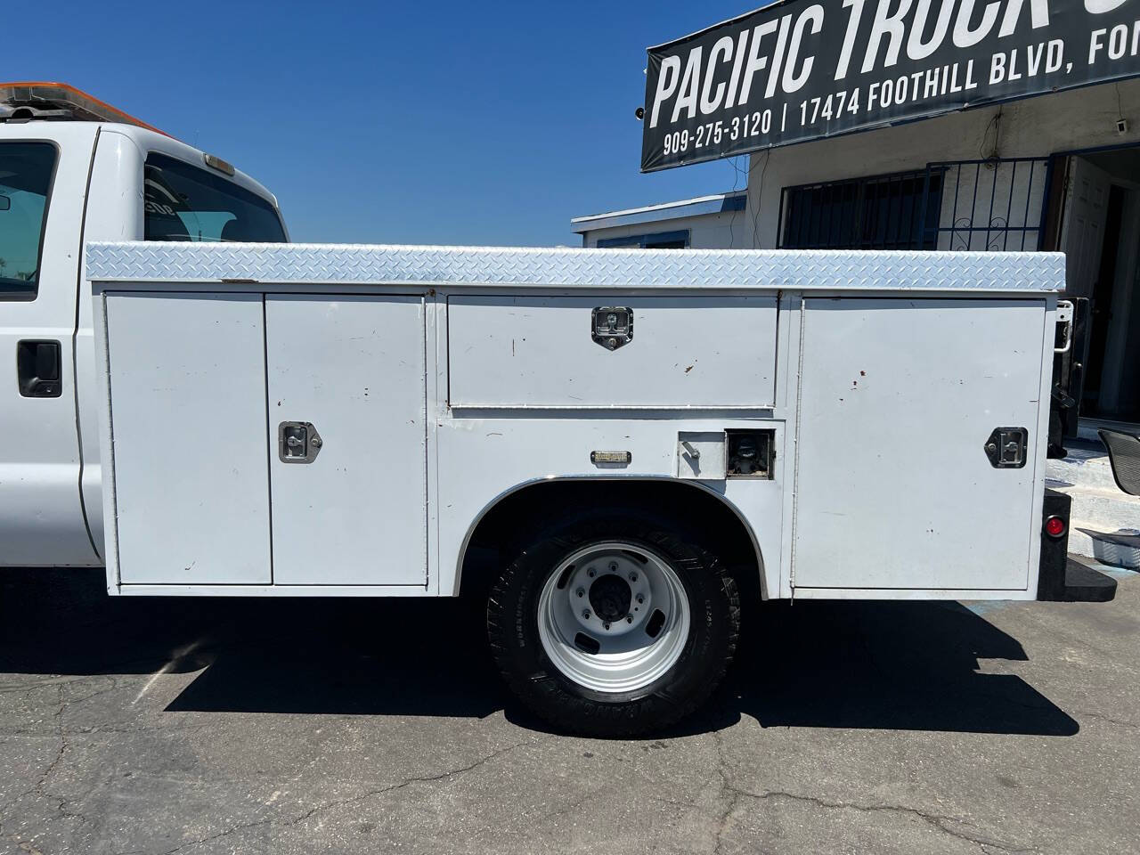 White, 2013 Ford F-350 Super Duty Image 17