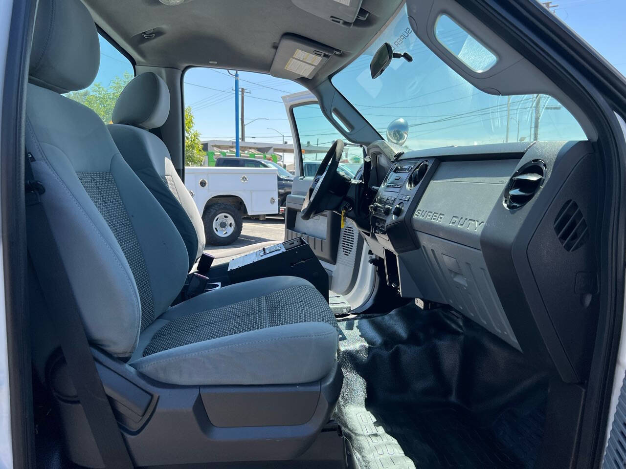 White, 2013 Ford F-350 Super Duty Image 26