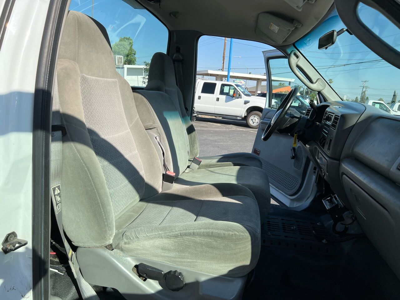 White, 2003 Ford F-350 Super Duty Image 25