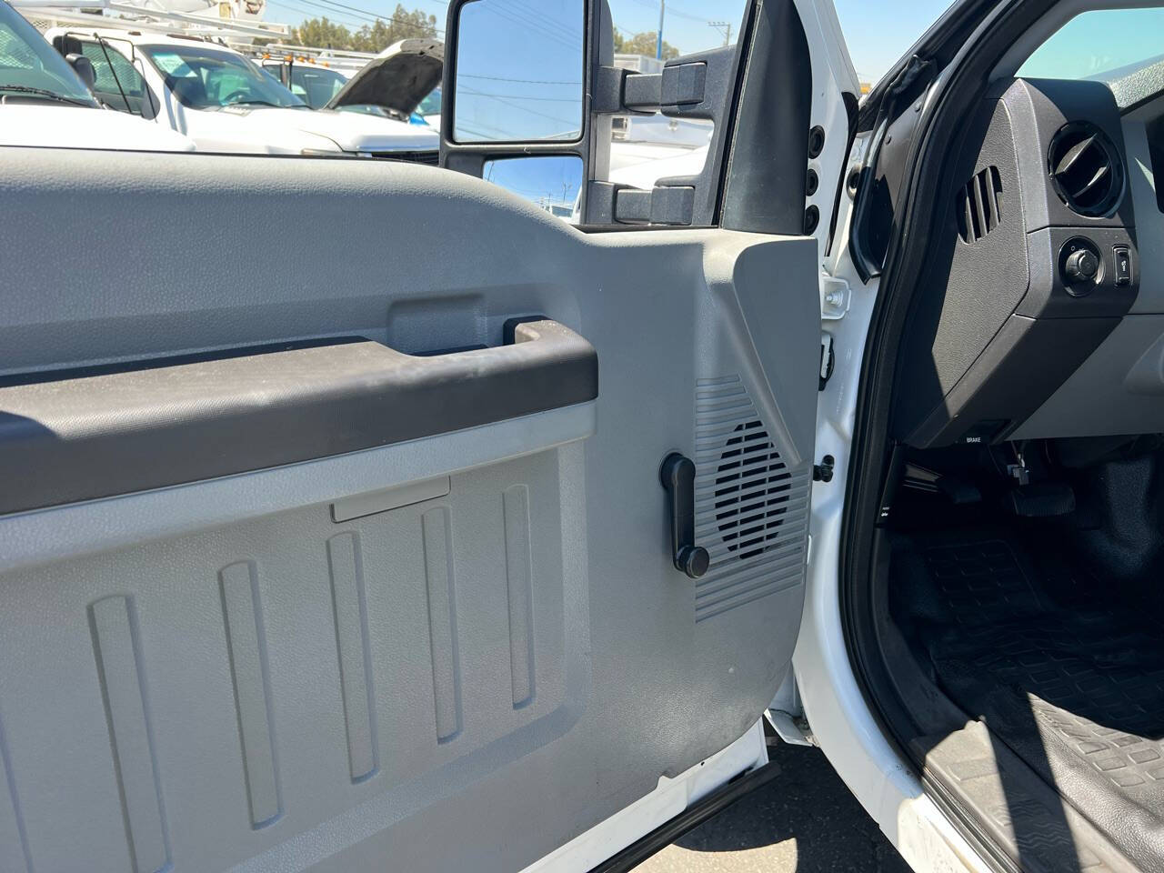 White, 2011 Ford F-550 Super Duty Image 13