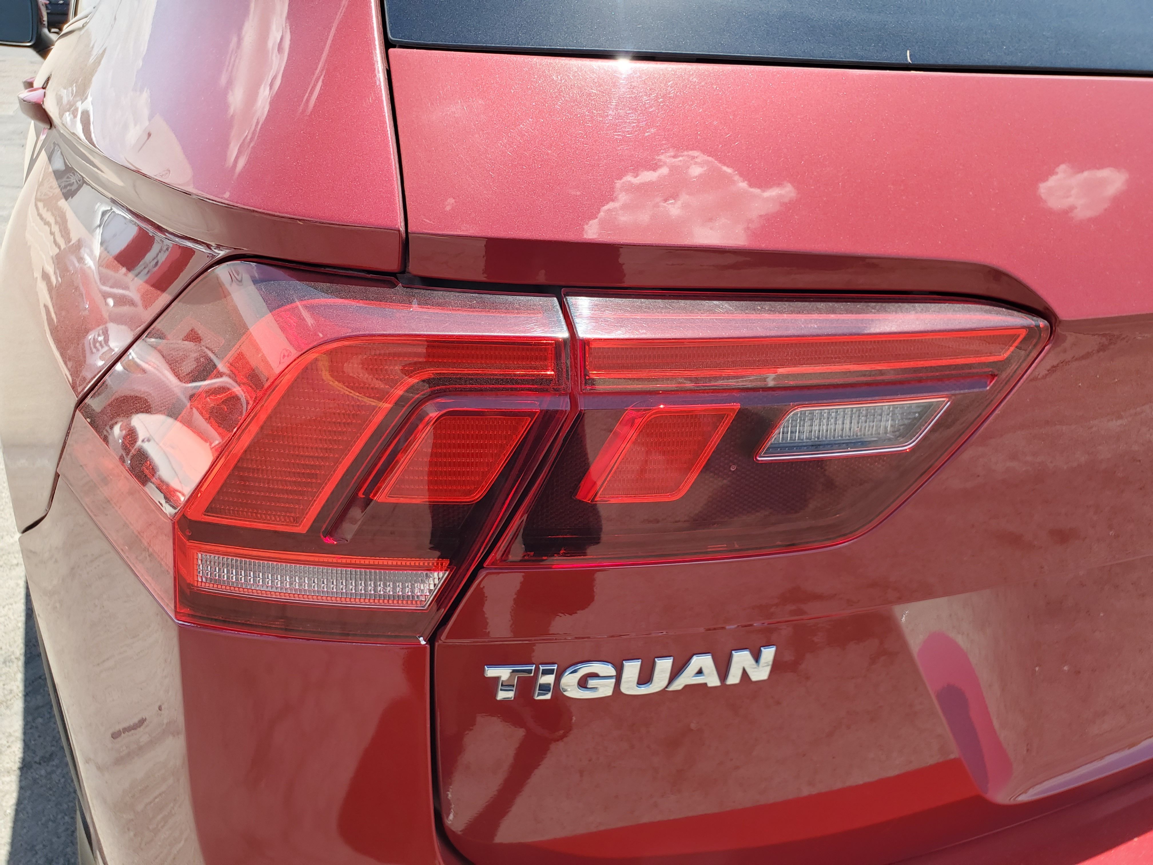 RED, 2019 VOLKSWAGEN TIGUAN Image 11