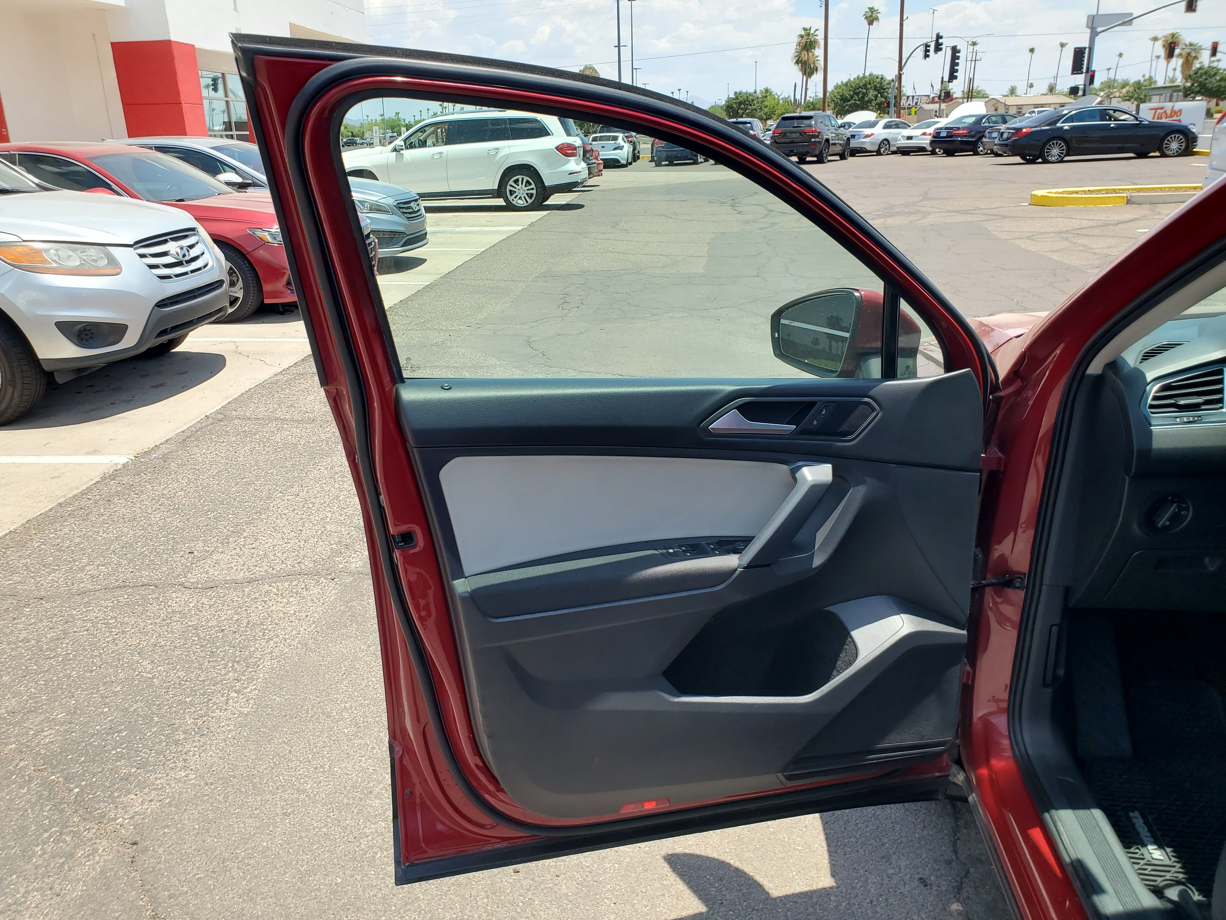 RED, 2019 VOLKSWAGEN TIGUAN Image 16