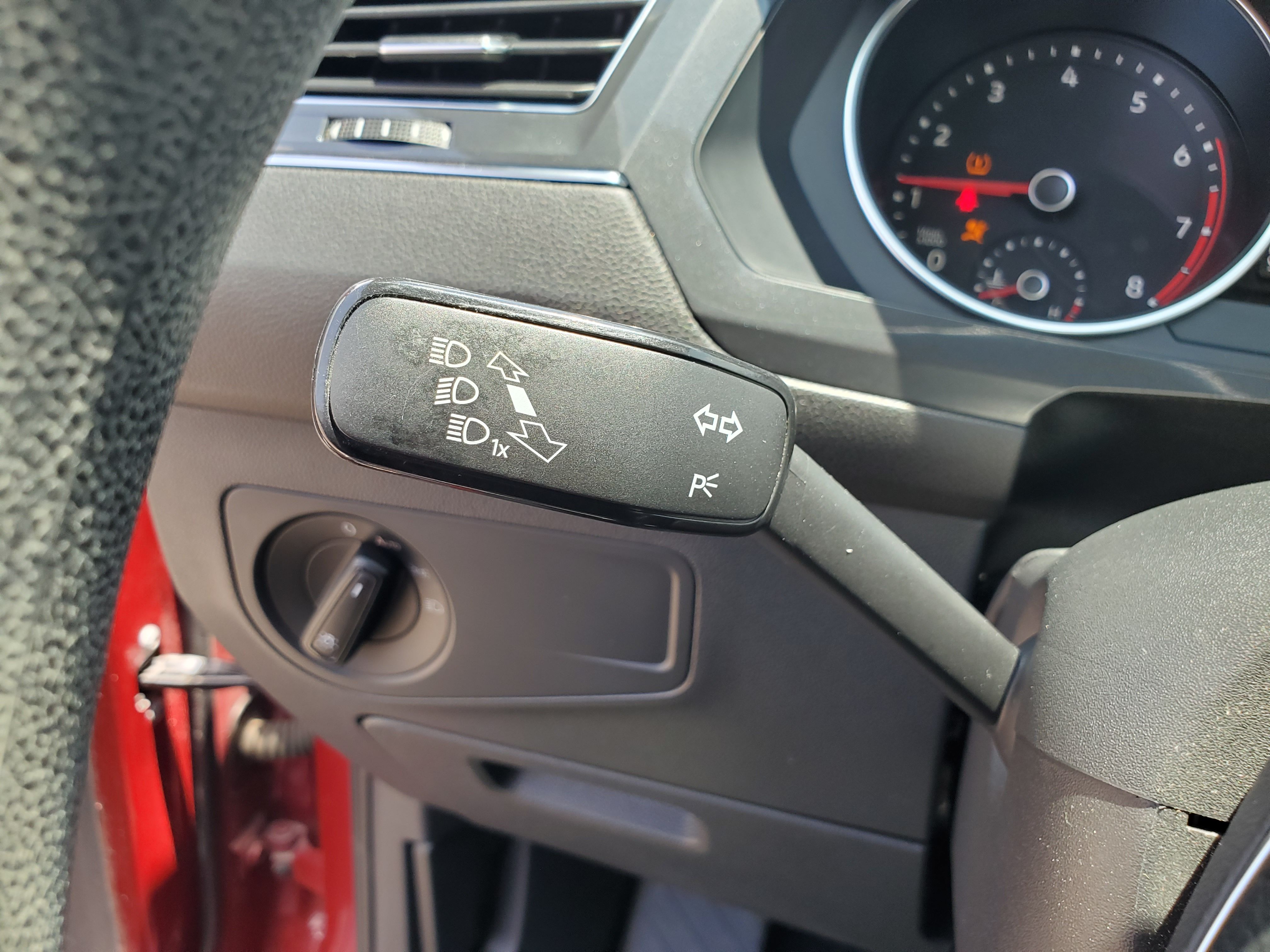 RED, 2019 VOLKSWAGEN TIGUAN Image 25