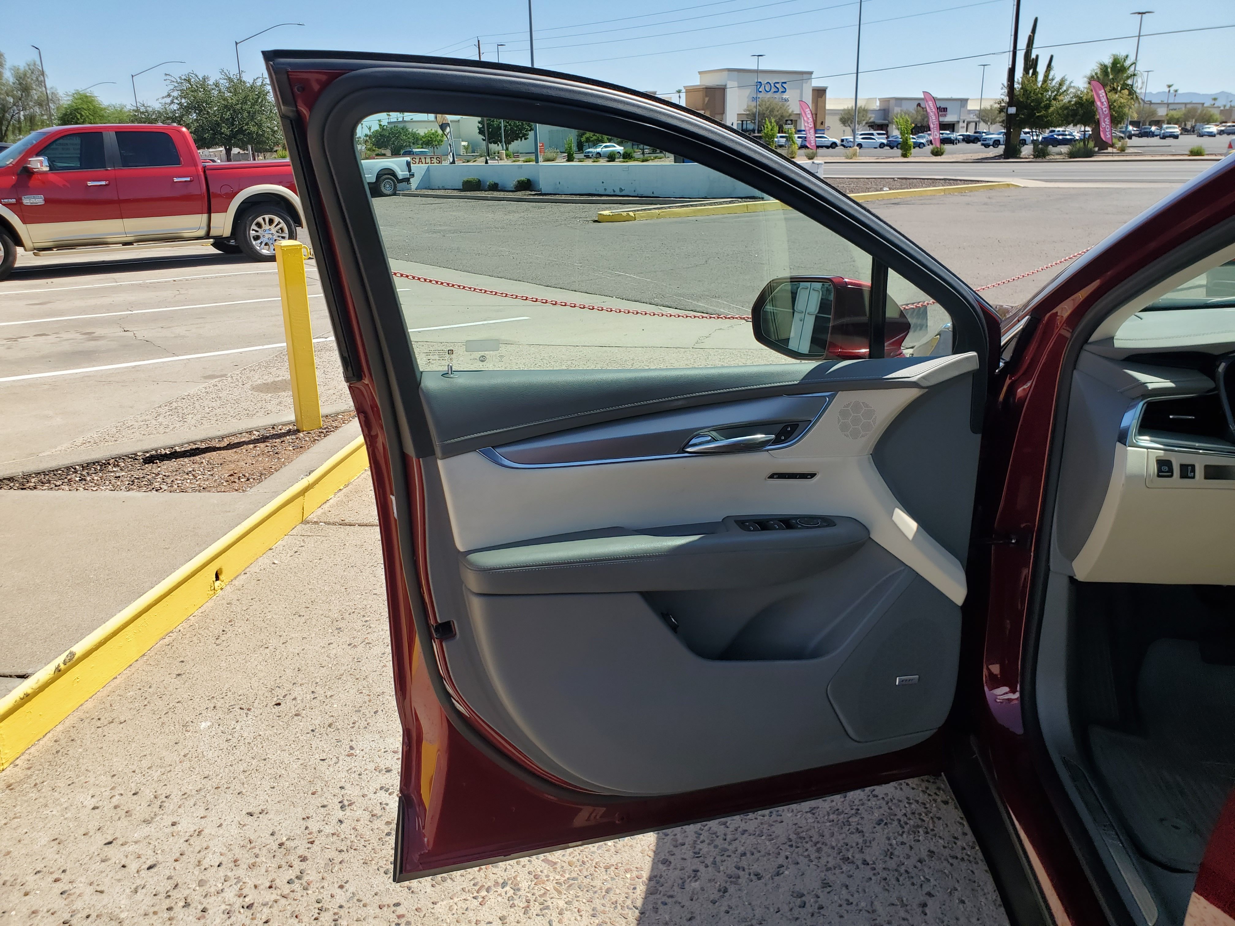 RED, 2017 CADILLAC XT5 Image 18