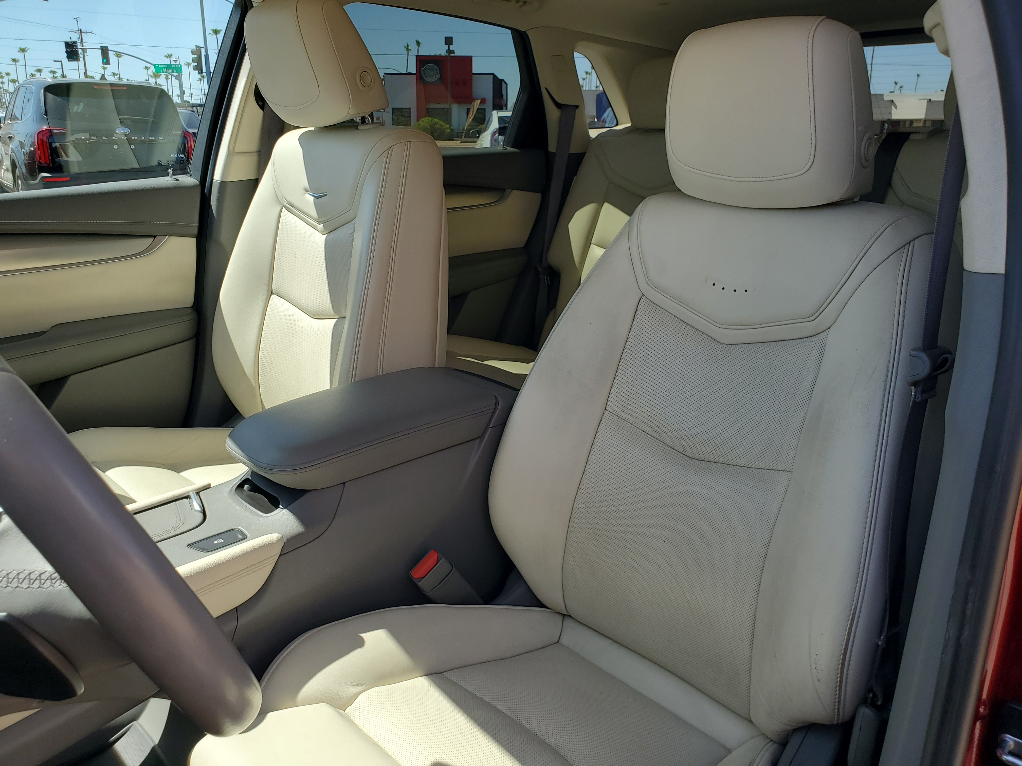 RED, 2017 CADILLAC XT5 Image 22