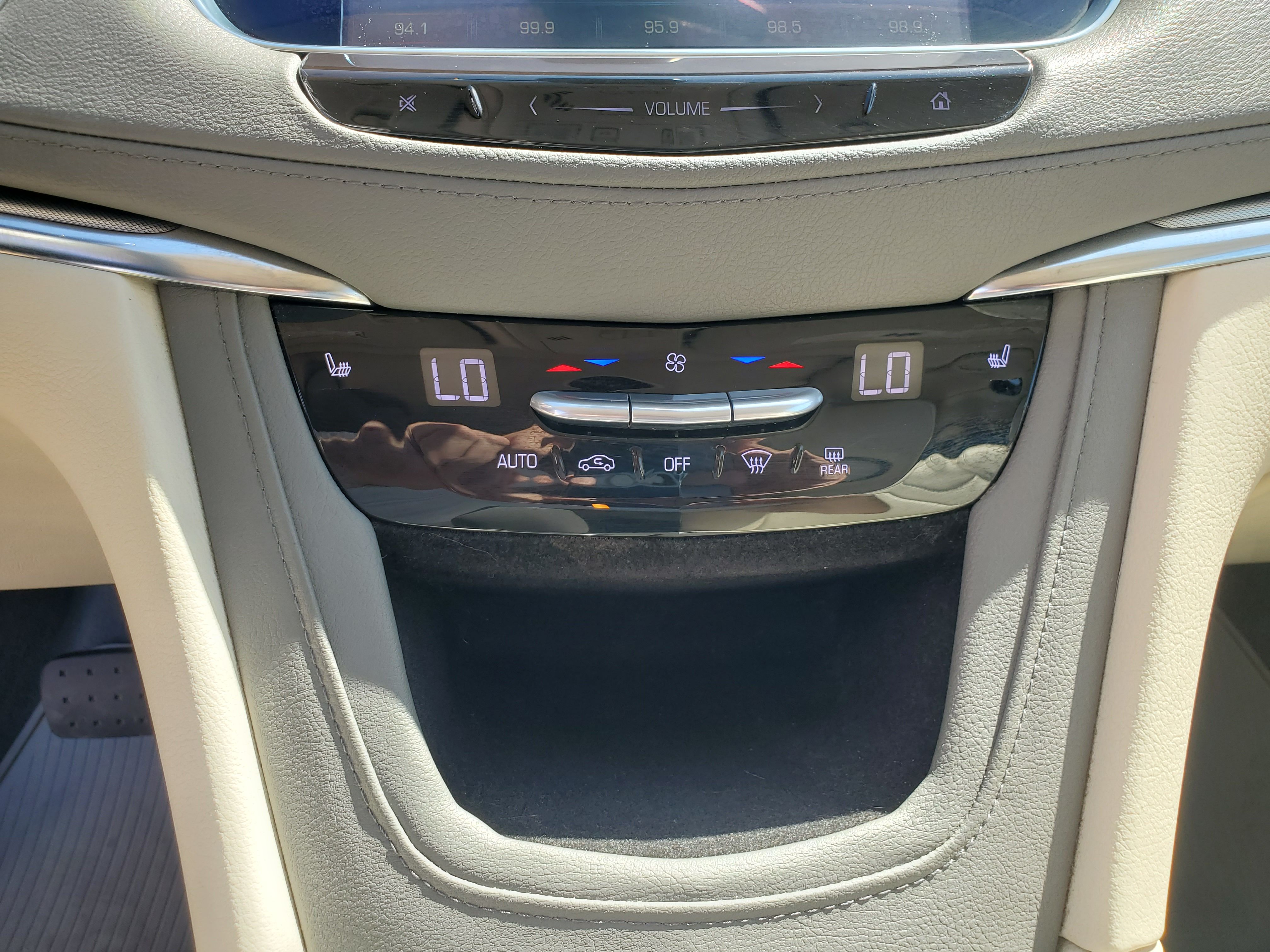 RED, 2017 CADILLAC XT5 Image 30