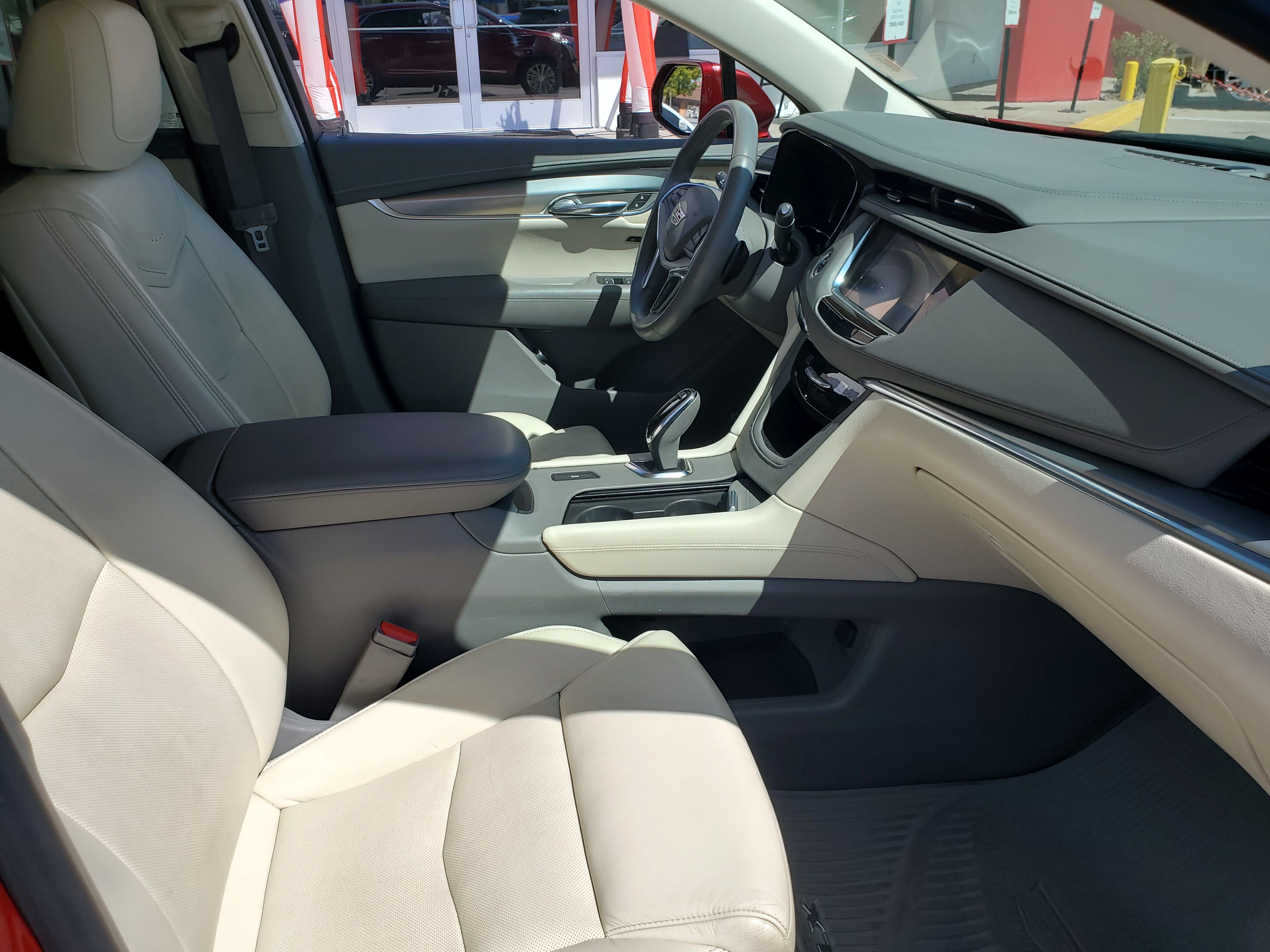 RED, 2017 CADILLAC XT5 Image 37