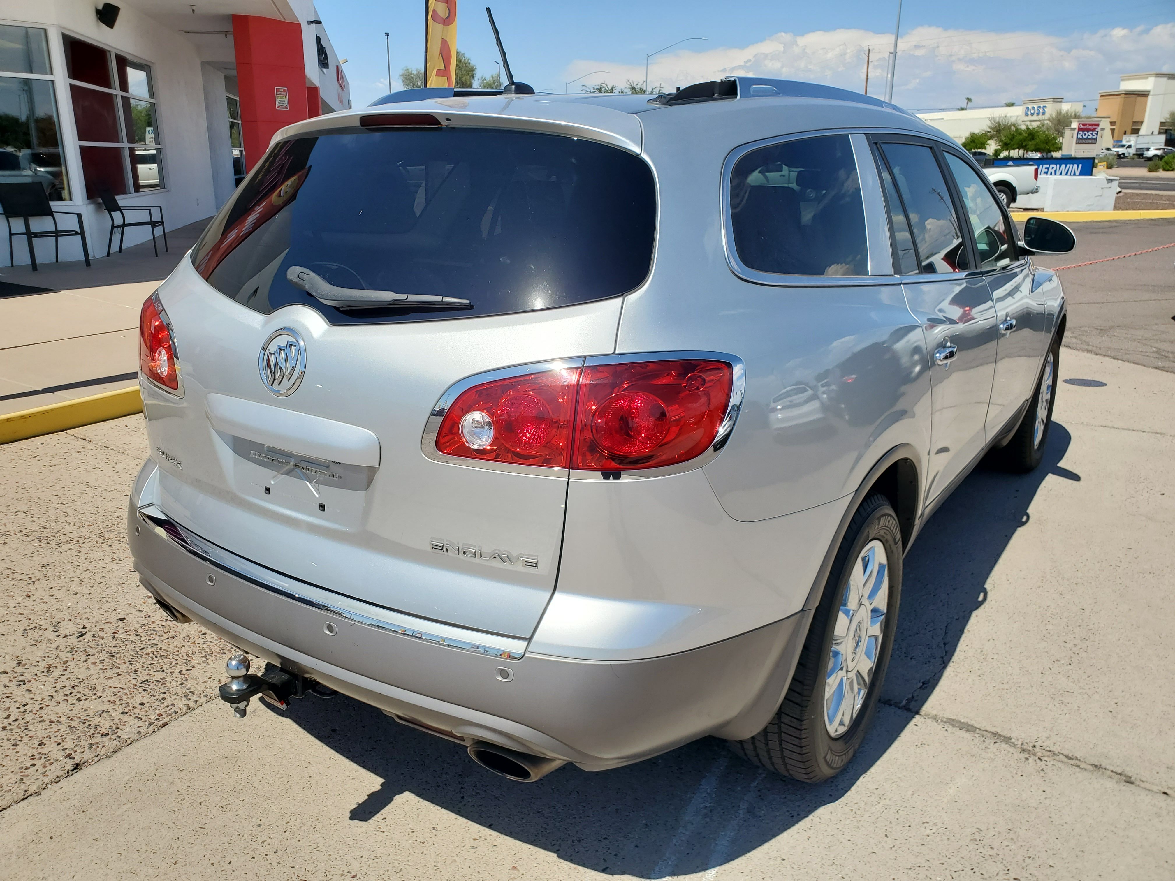 SILVER, 2012 BUICK ENCLAVE Image 5