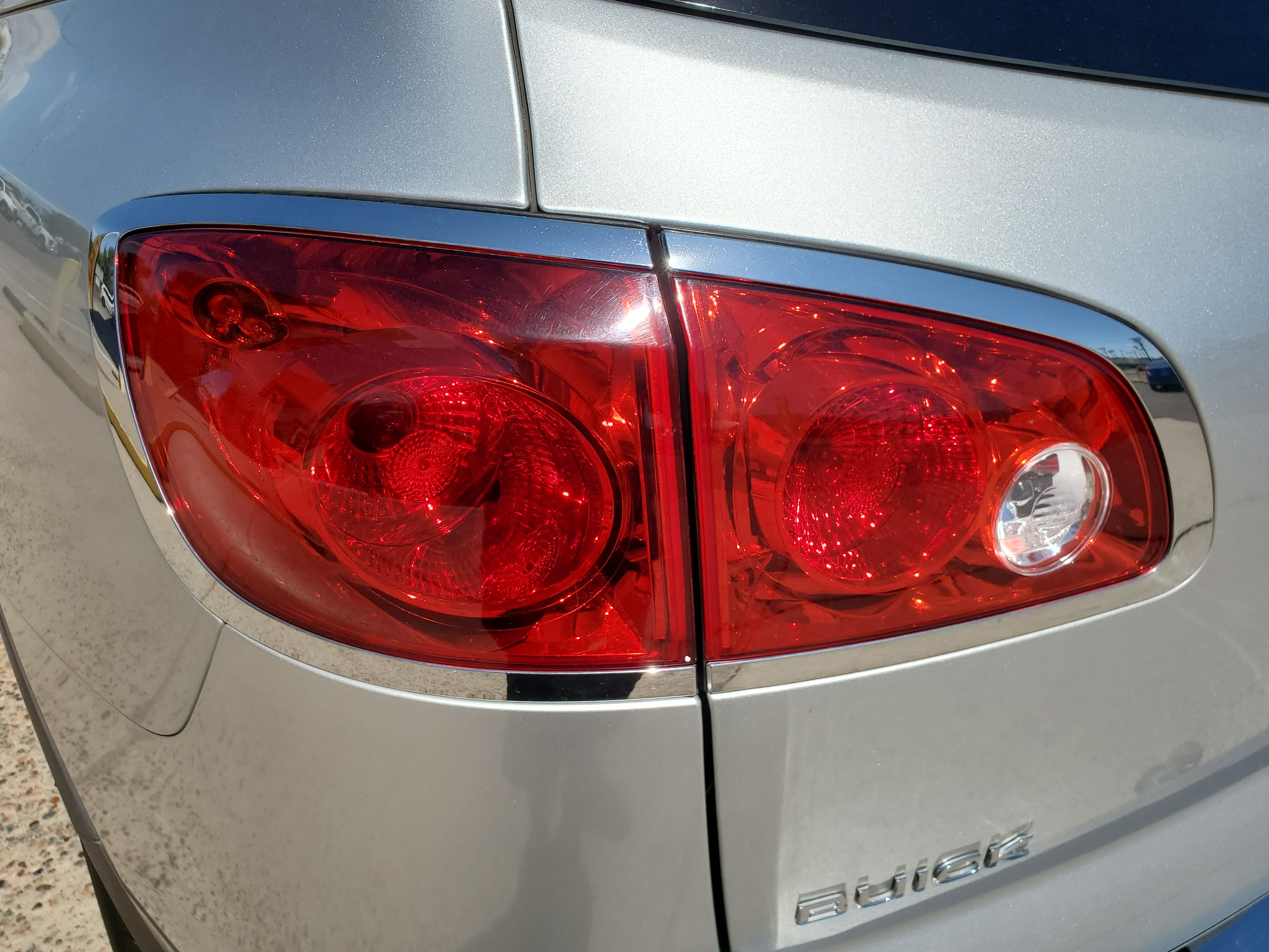 SILVER, 2012 BUICK ENCLAVE Image 10