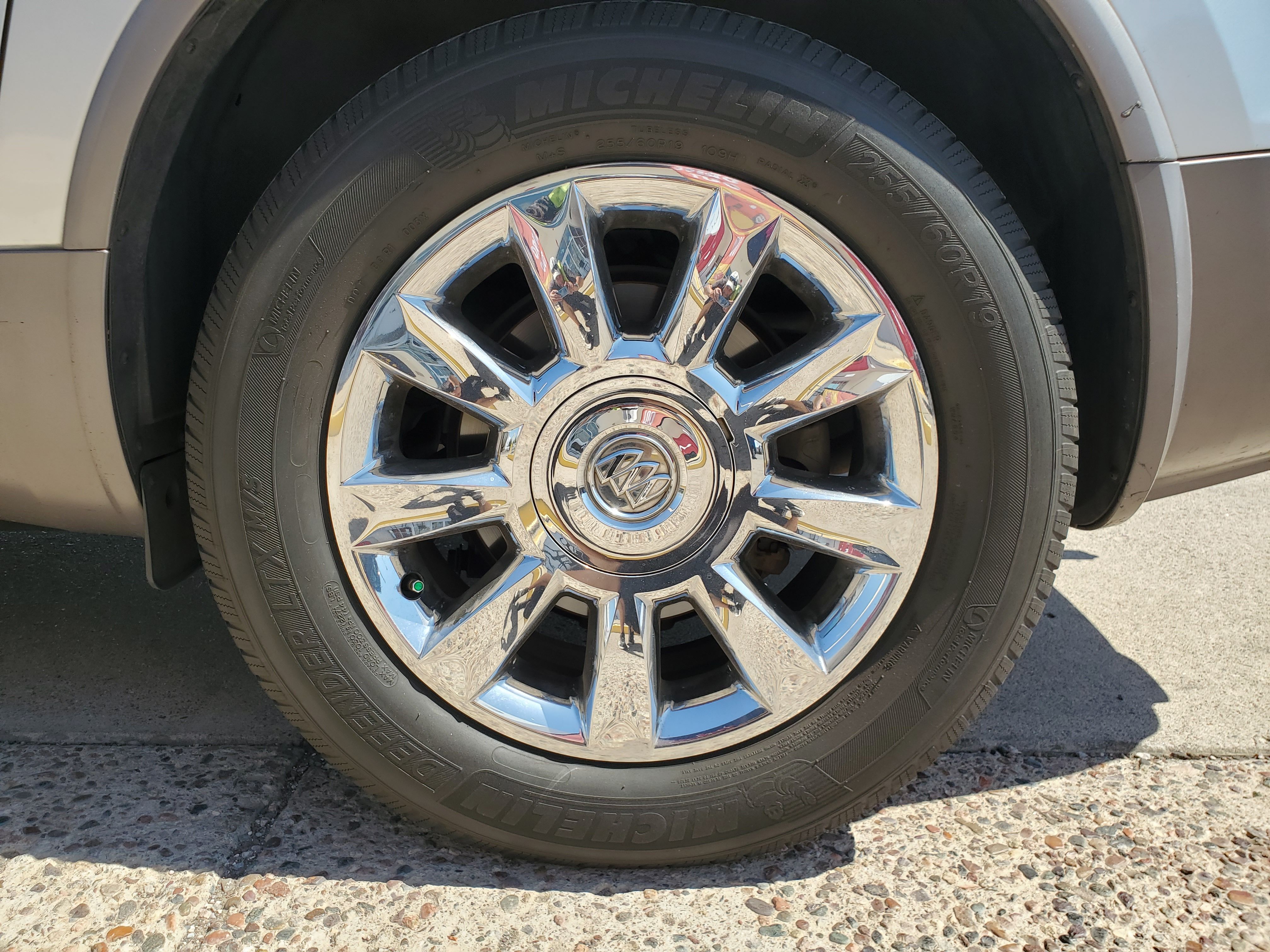 SILVER, 2012 BUICK ENCLAVE Image 15