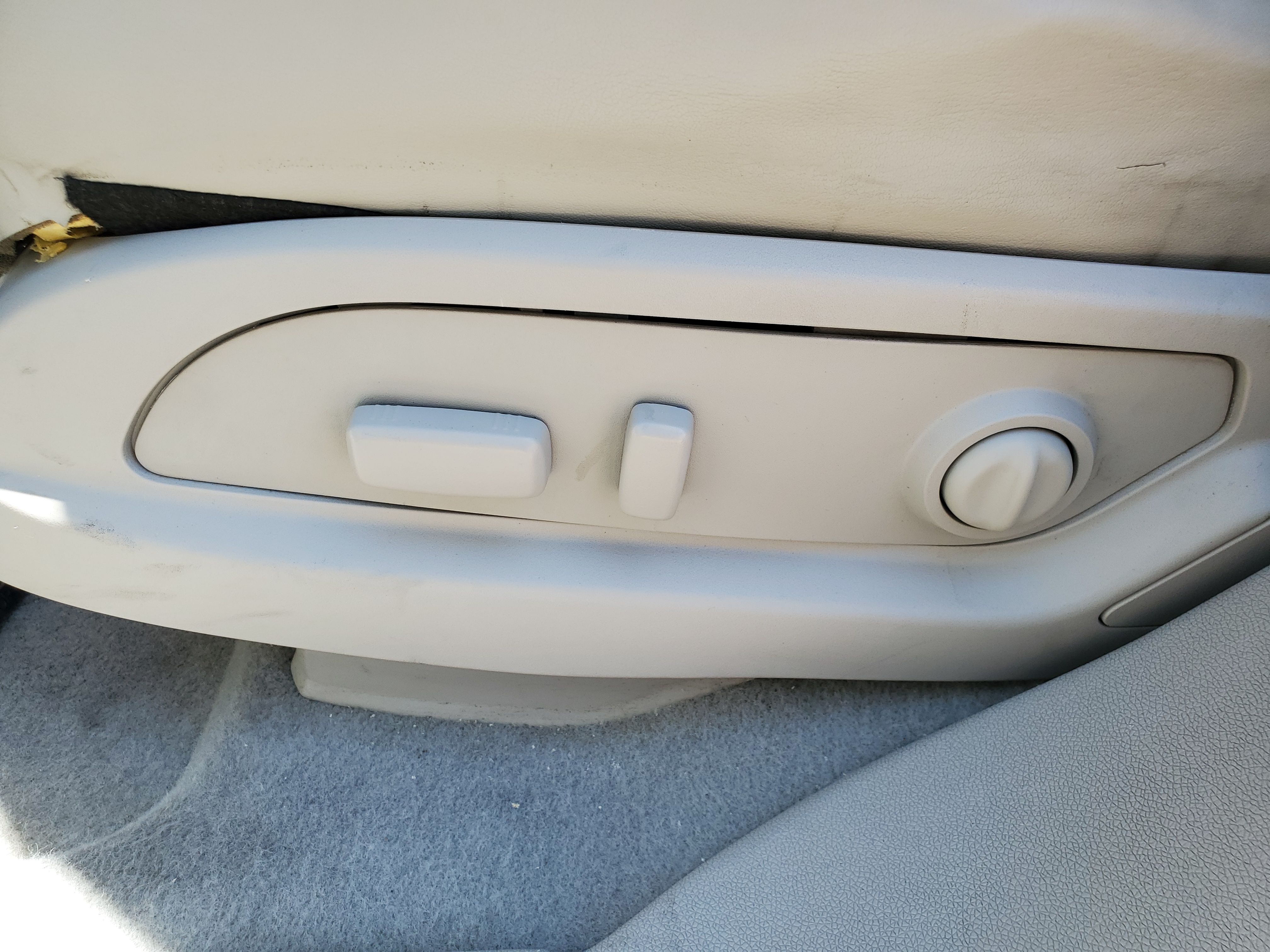 SILVER, 2012 BUICK ENCLAVE Image 18