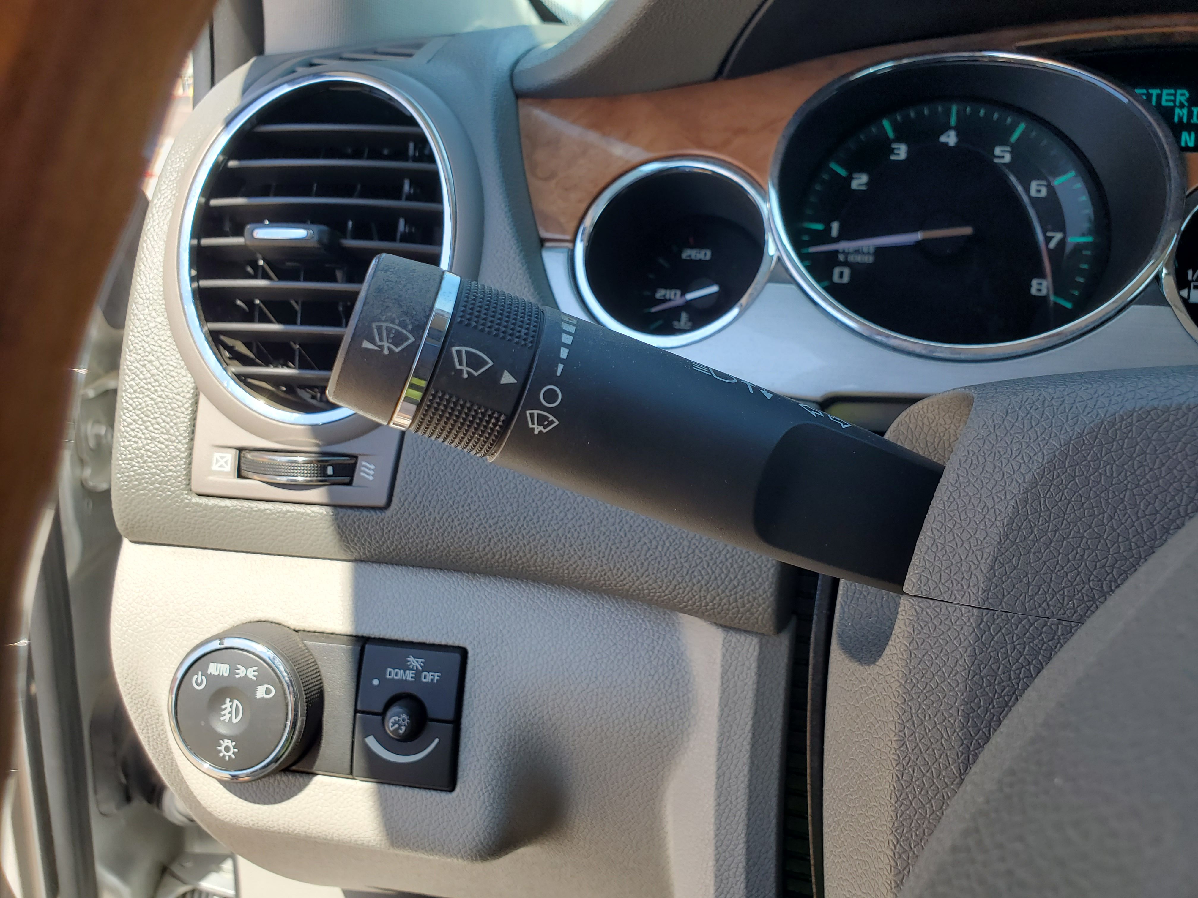 SILVER, 2012 BUICK ENCLAVE Image 24