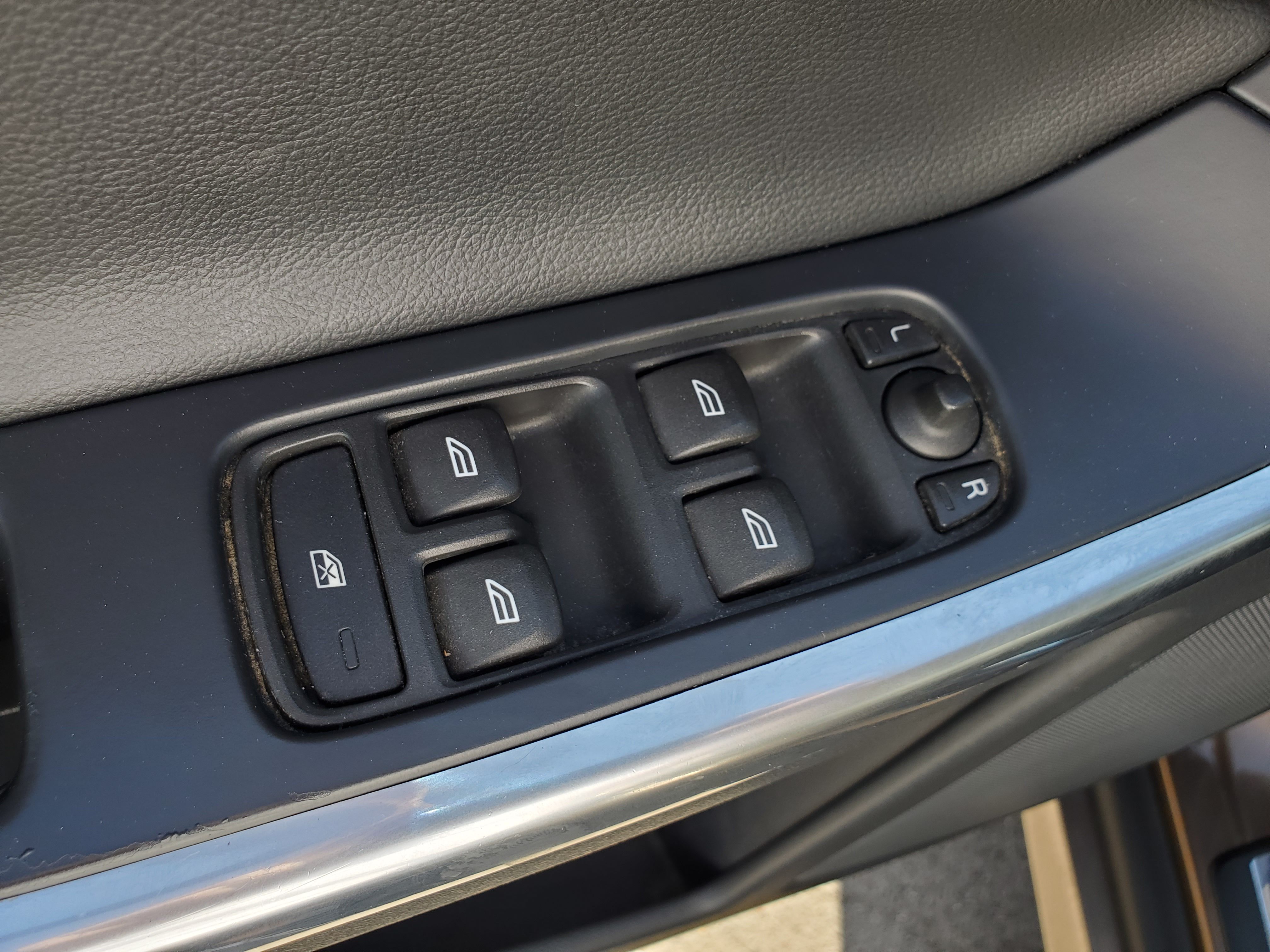 BROWN, 2015 VOLVO XC60 Image 16