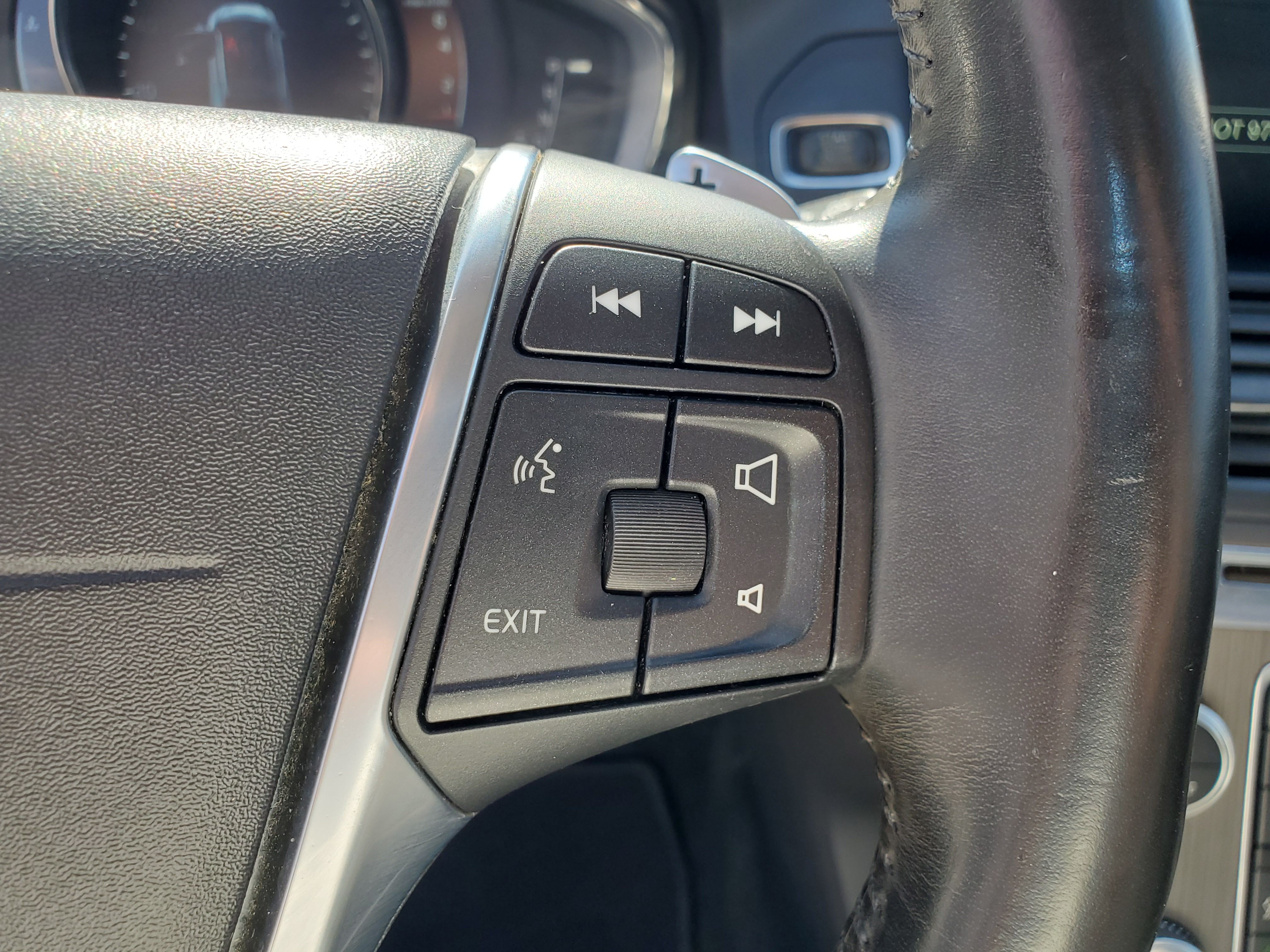 BROWN, 2015 VOLVO XC60 Image 21