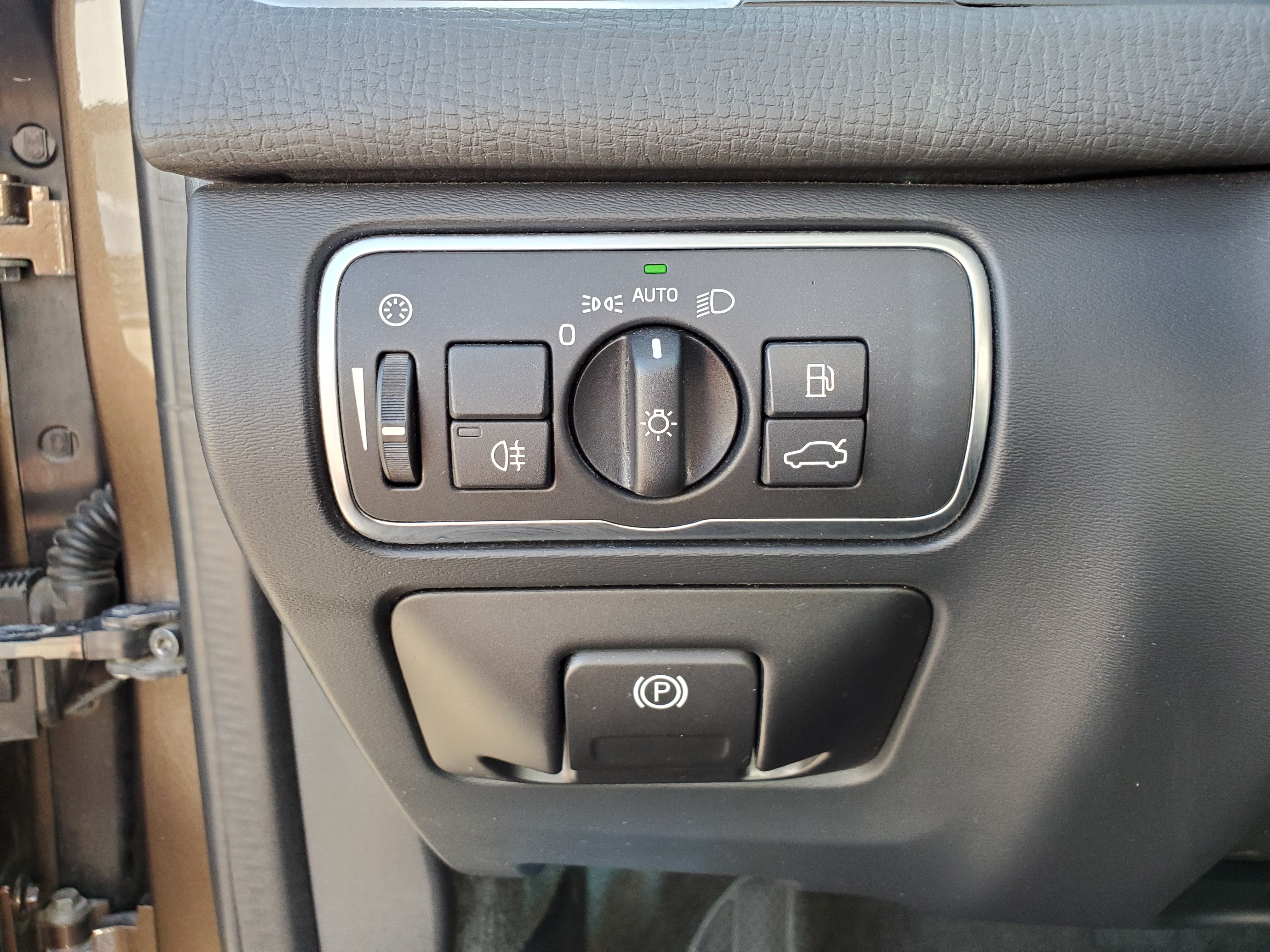 BROWN, 2015 VOLVO XC60 Image 25