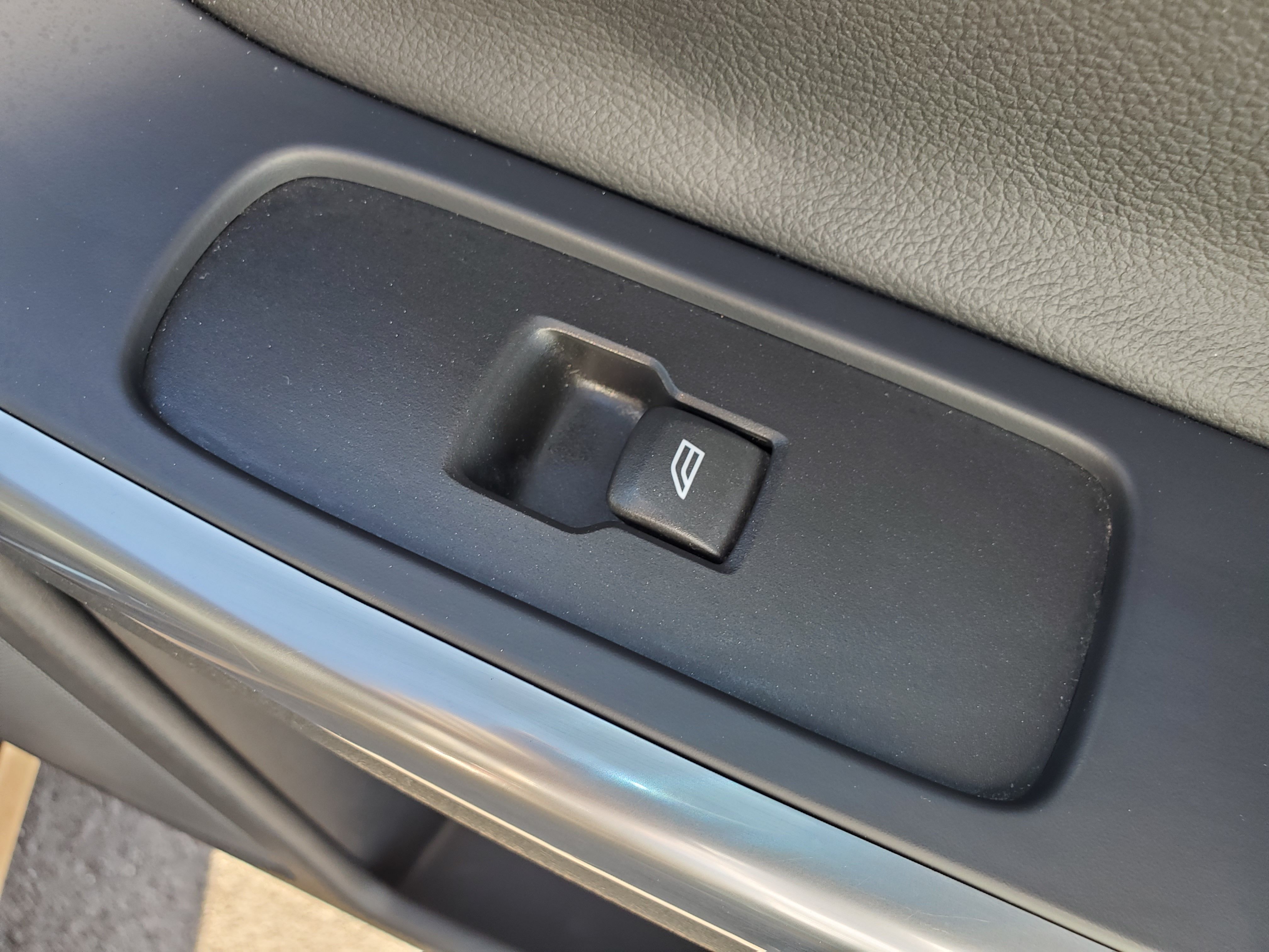 BROWN, 2015 VOLVO XC60 Image 33