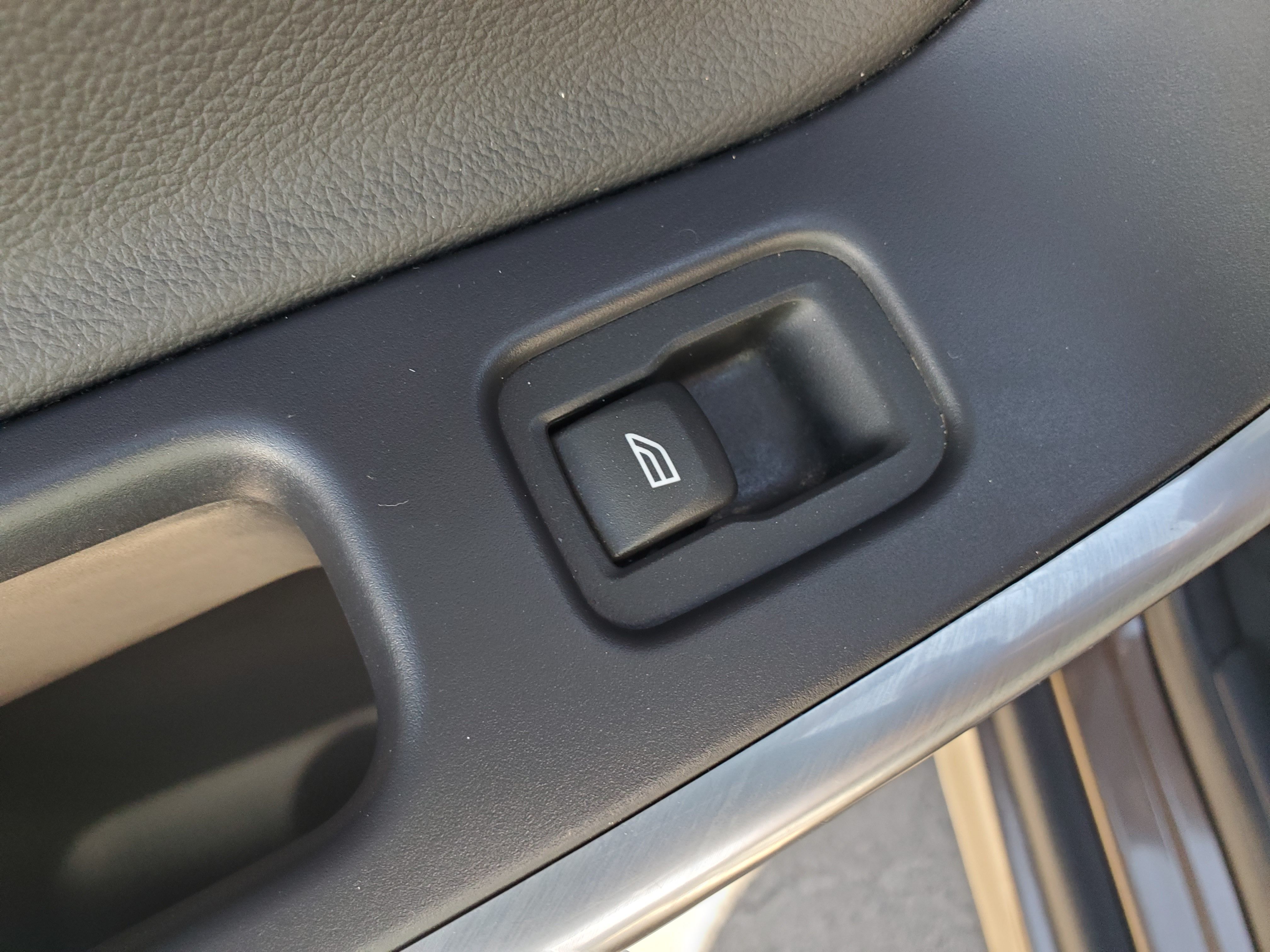 BROWN, 2015 VOLVO XC60 Image 38