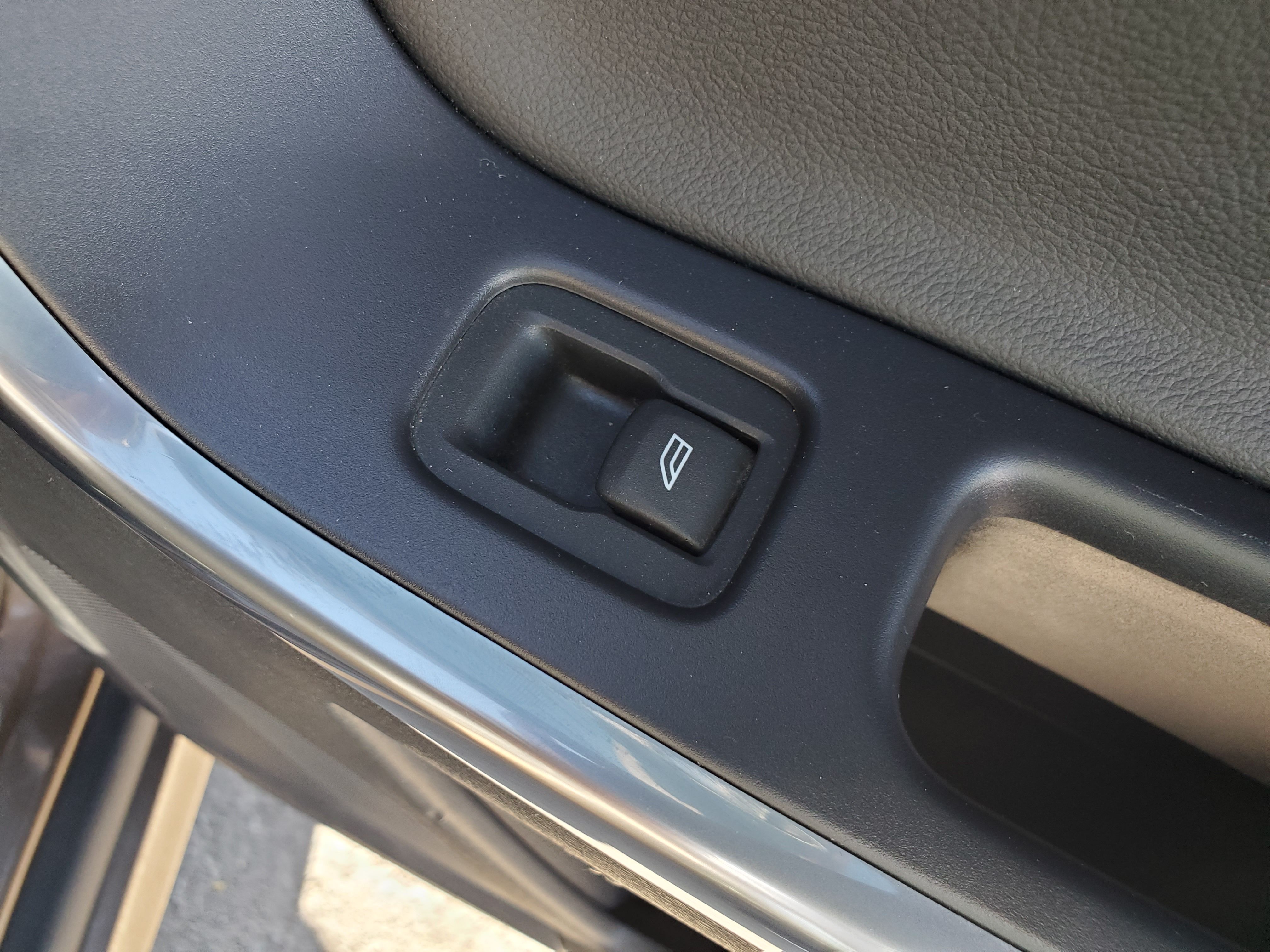 BROWN, 2015 VOLVO XC60 Image 42