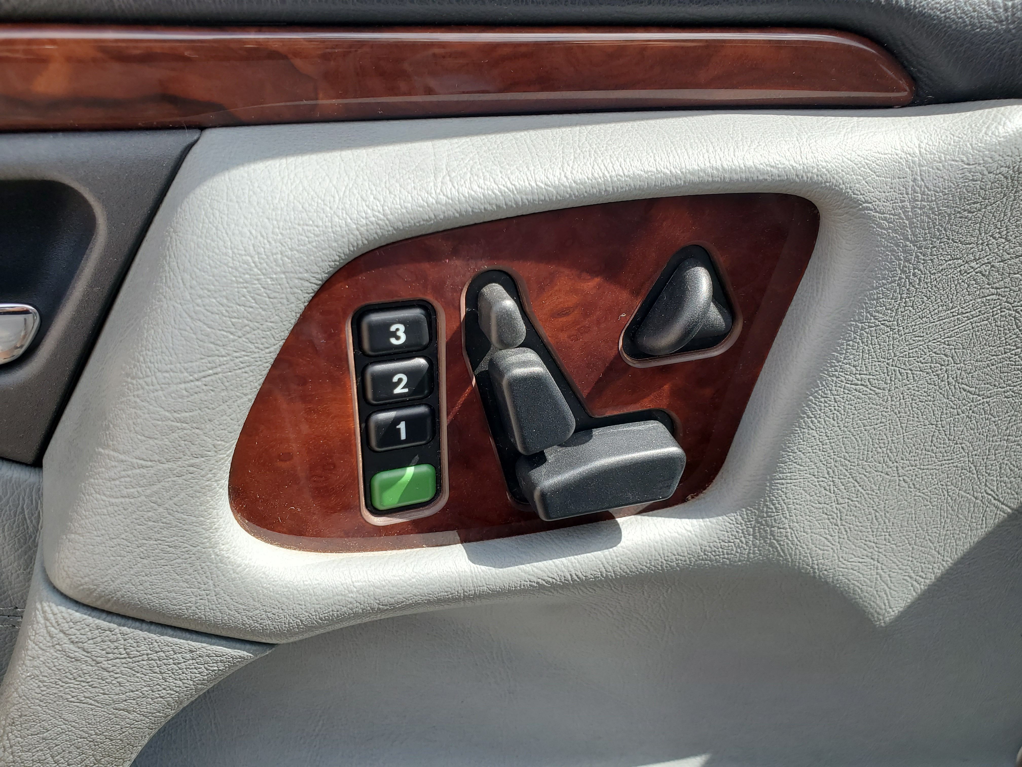 SILVER, 1997 MERCEDES-BENZ E-CLASS Image 20