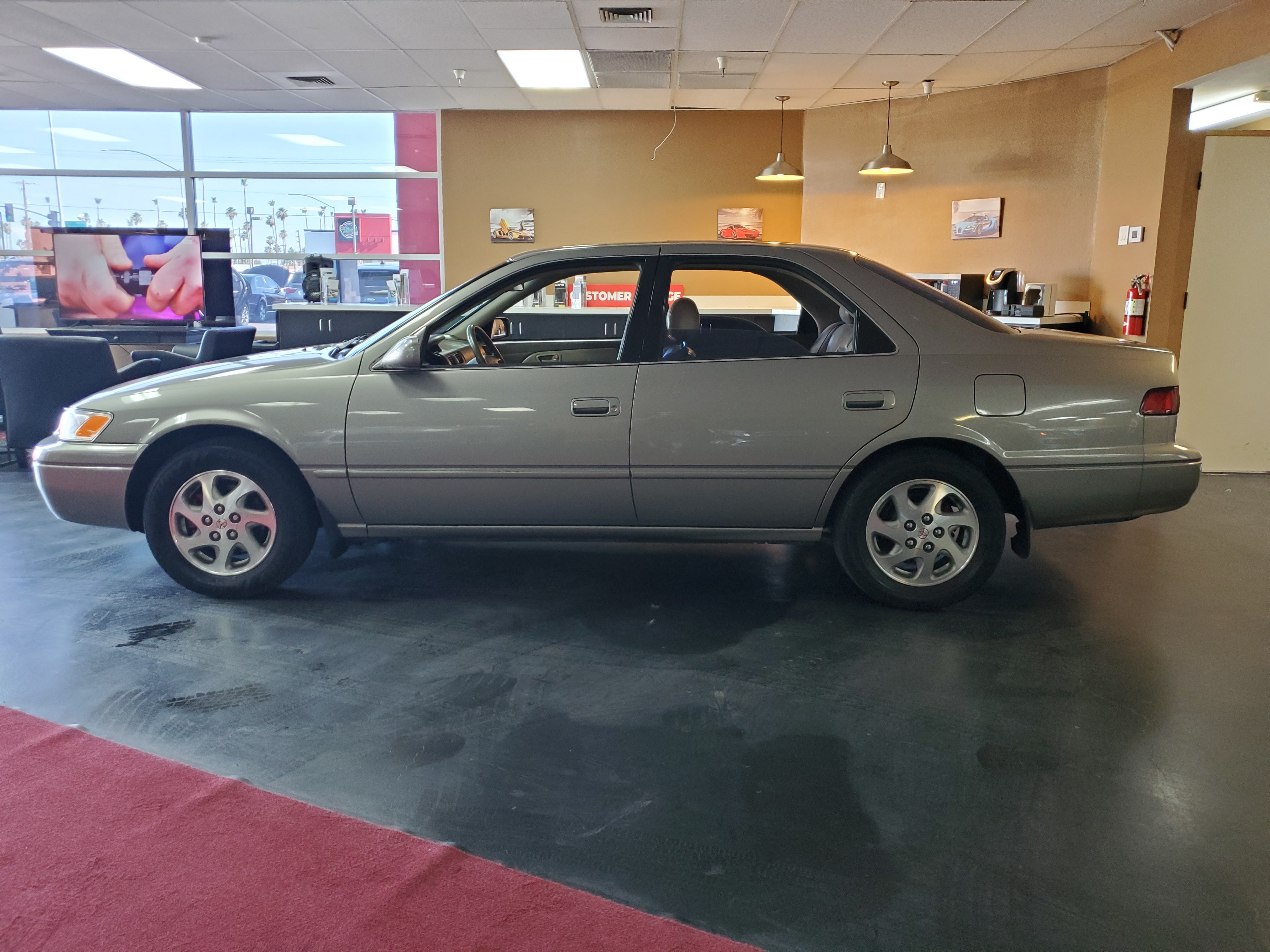 GOLD, 1998 TOYOTA CAMRY Image 2
