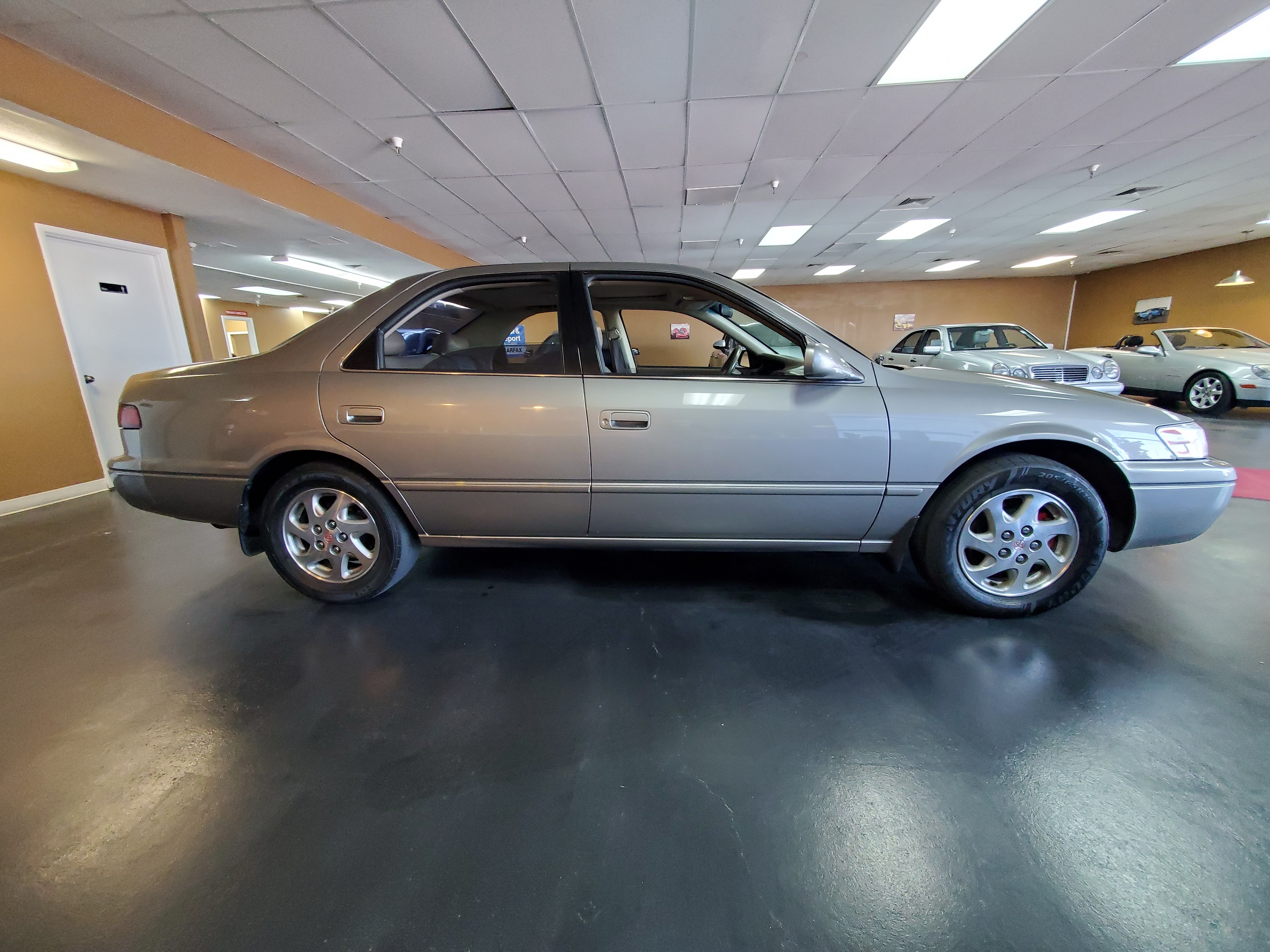 GOLD, 1998 TOYOTA CAMRY Image 6